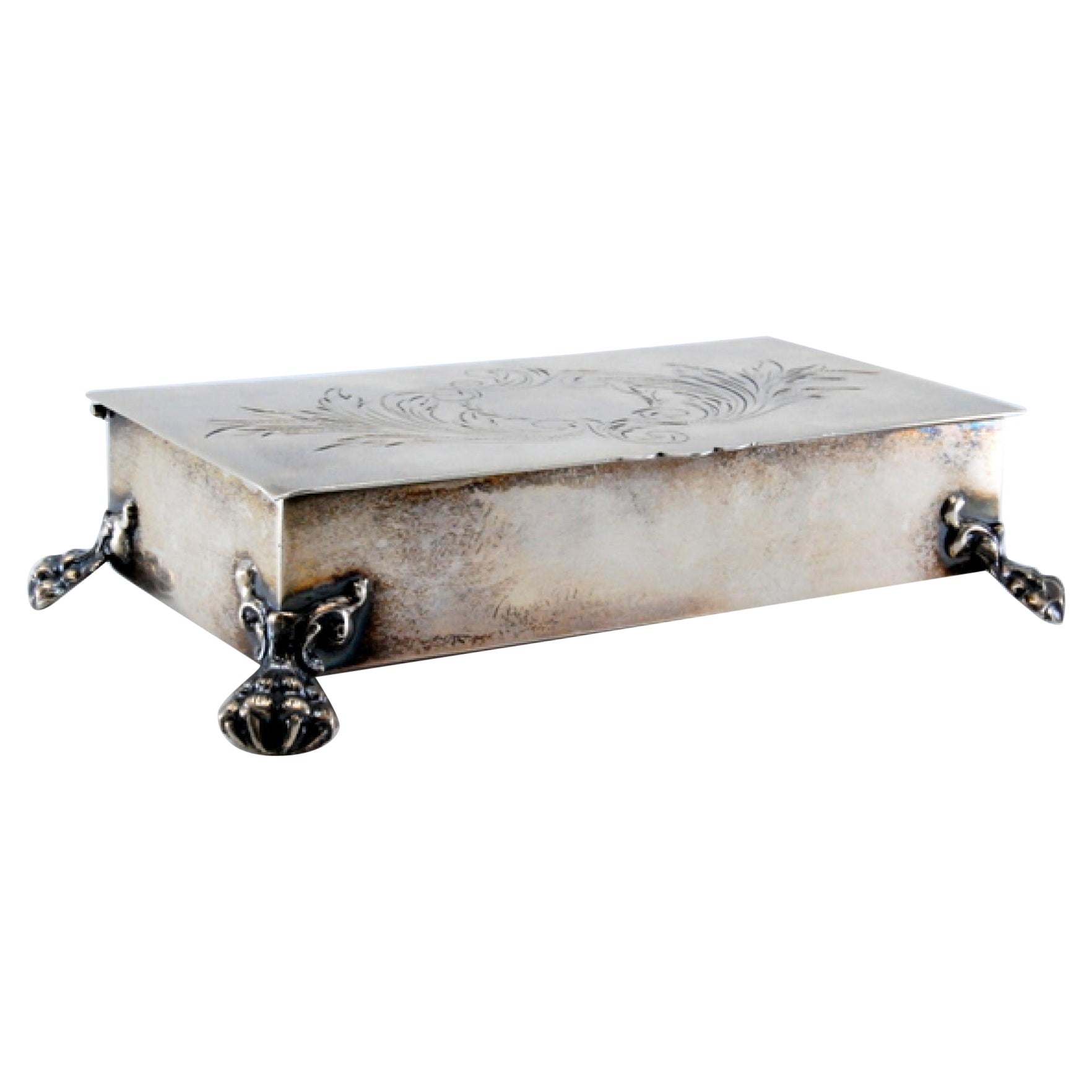 Boîte à bijoux en argent avec motifs végétaux gravés, comprenant une carte monogramme. en vente