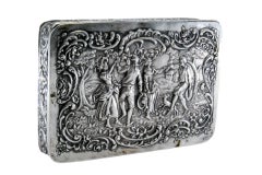 Joyero, de plata con motivos folclóricos en relieve en la tapa abatible