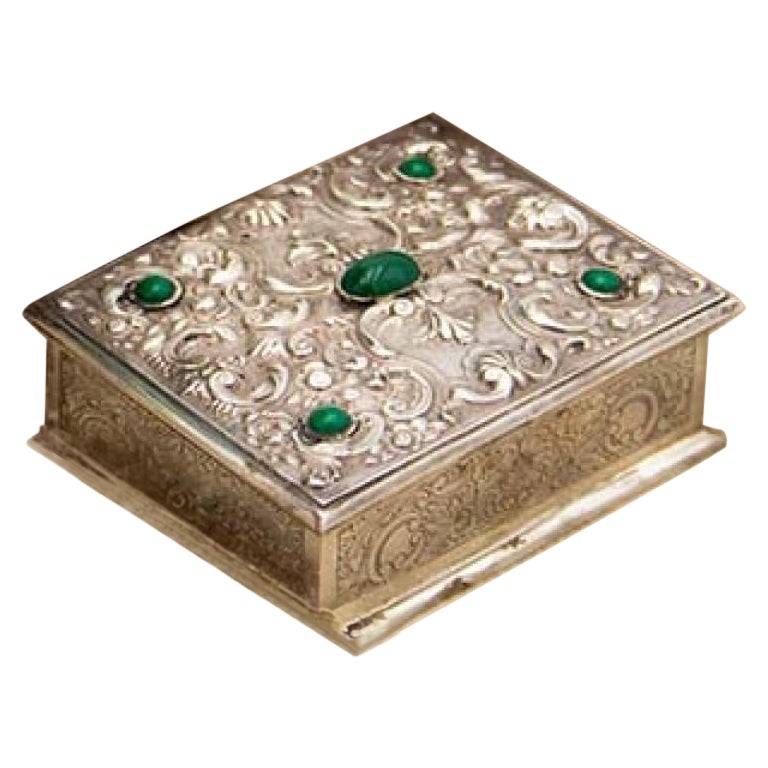 Schmuckkästchen, aus Silber mit Reliefs und fünf Steinen
