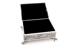 Boîte à bijoux, en argent avec reliefs