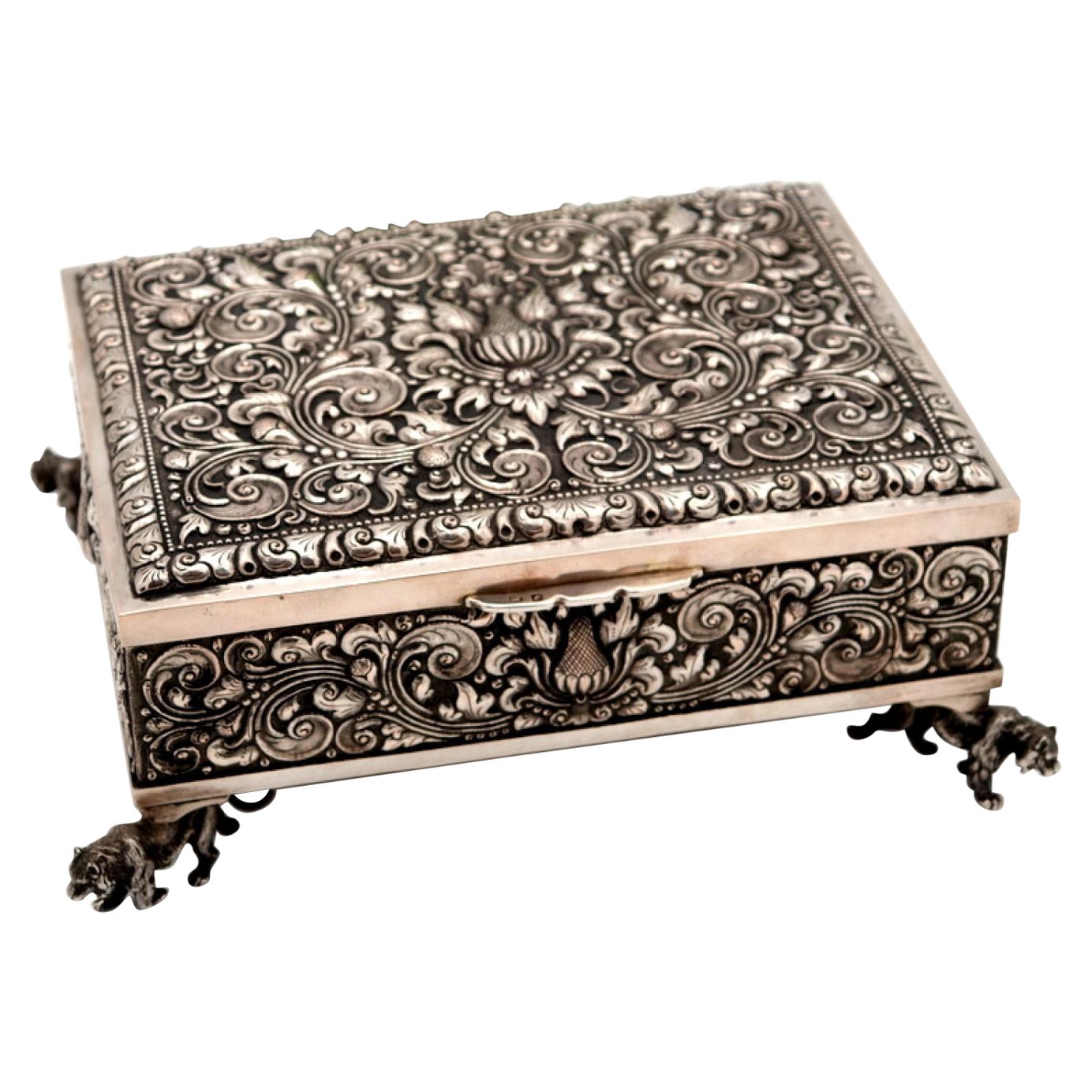 Jewelry box, in silver with reliefs