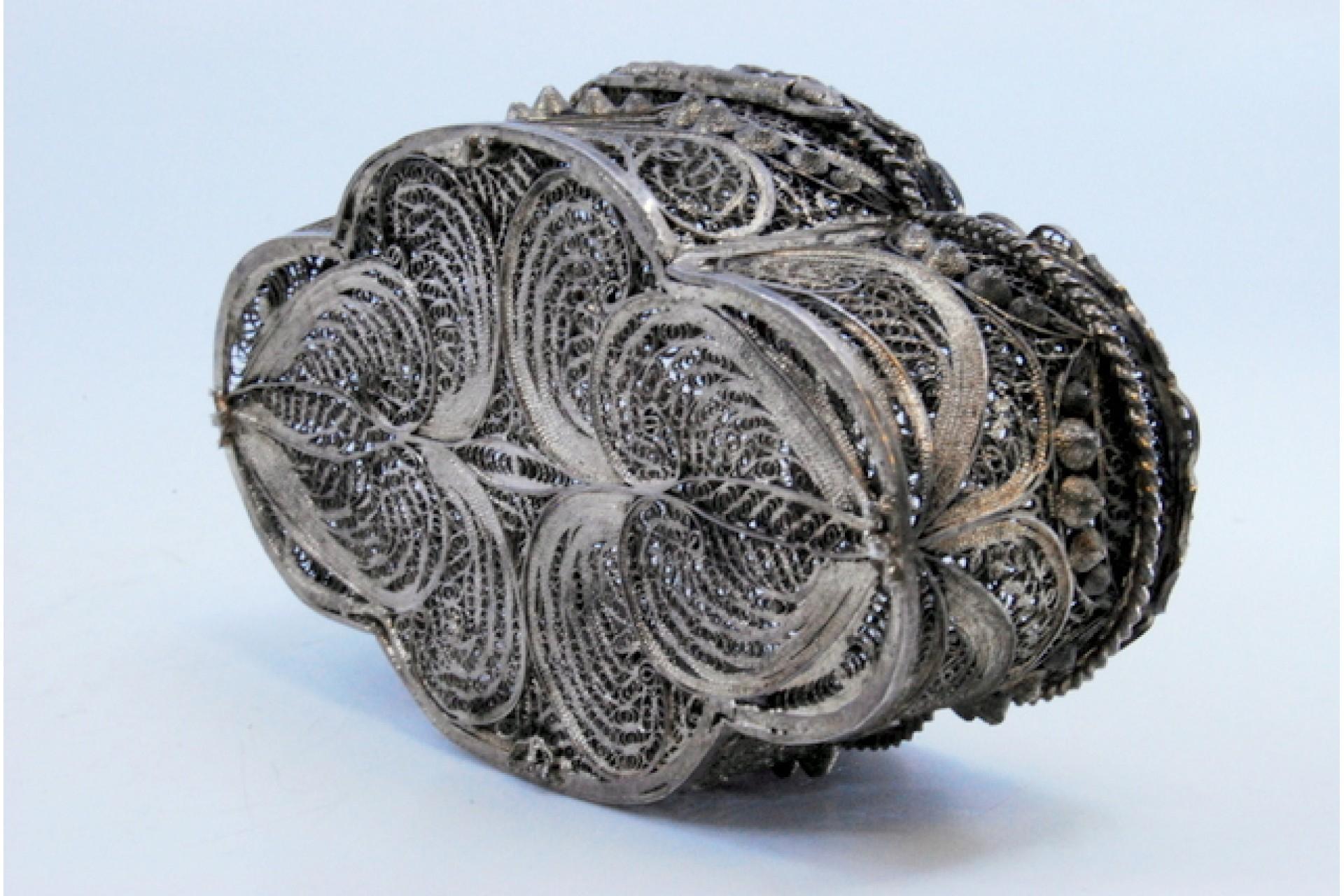 Description: Jewelry box, in silver with rose filigree and plant motifs, with a hinged lid. Metal: Silver. Origin: Portuguese. Brand: boar II Title. Weight: 70.53 grams. Dimensions: 10x5.6cm. Content: 833/1000. Assay Mark: Yes, between 1887 and