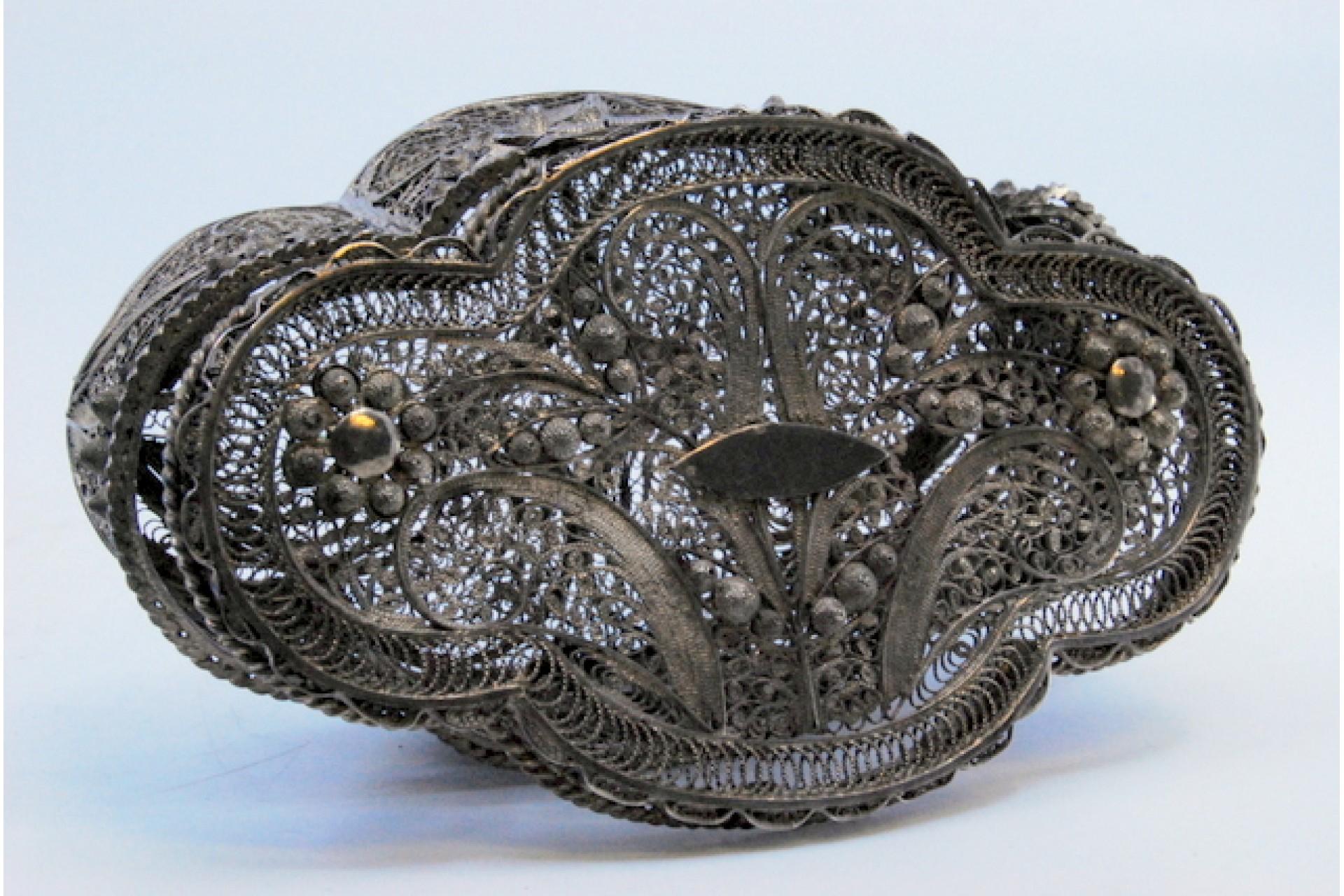 Européen Jewelry box in silver with rose filigree and plant motifs with a hinged lid en vente