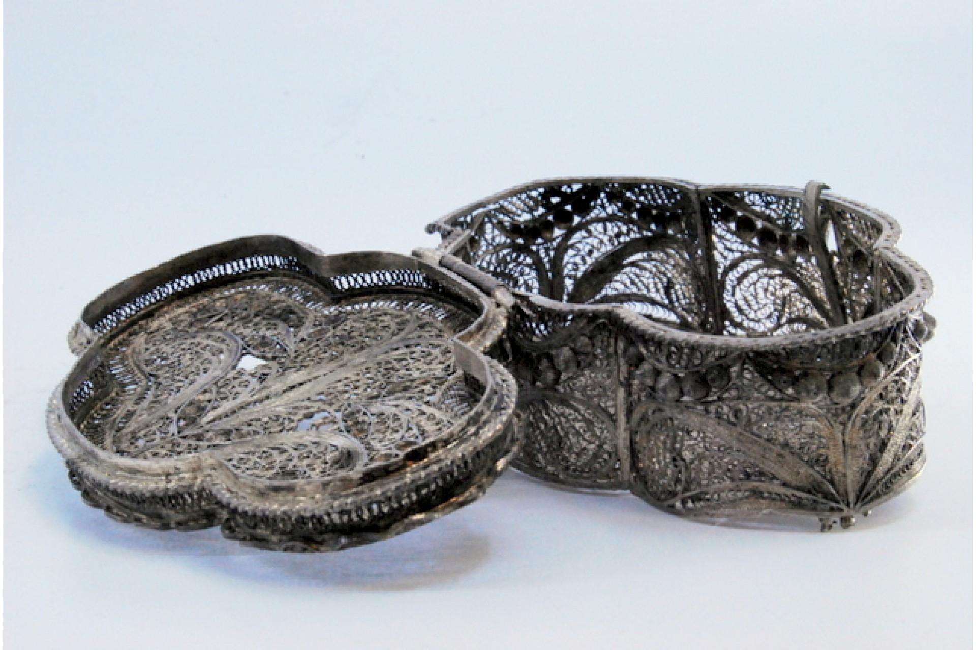 Jewelry box in silver with rose filigree and plant motifs with a hinged lid Bon état - En vente à Porto, PT