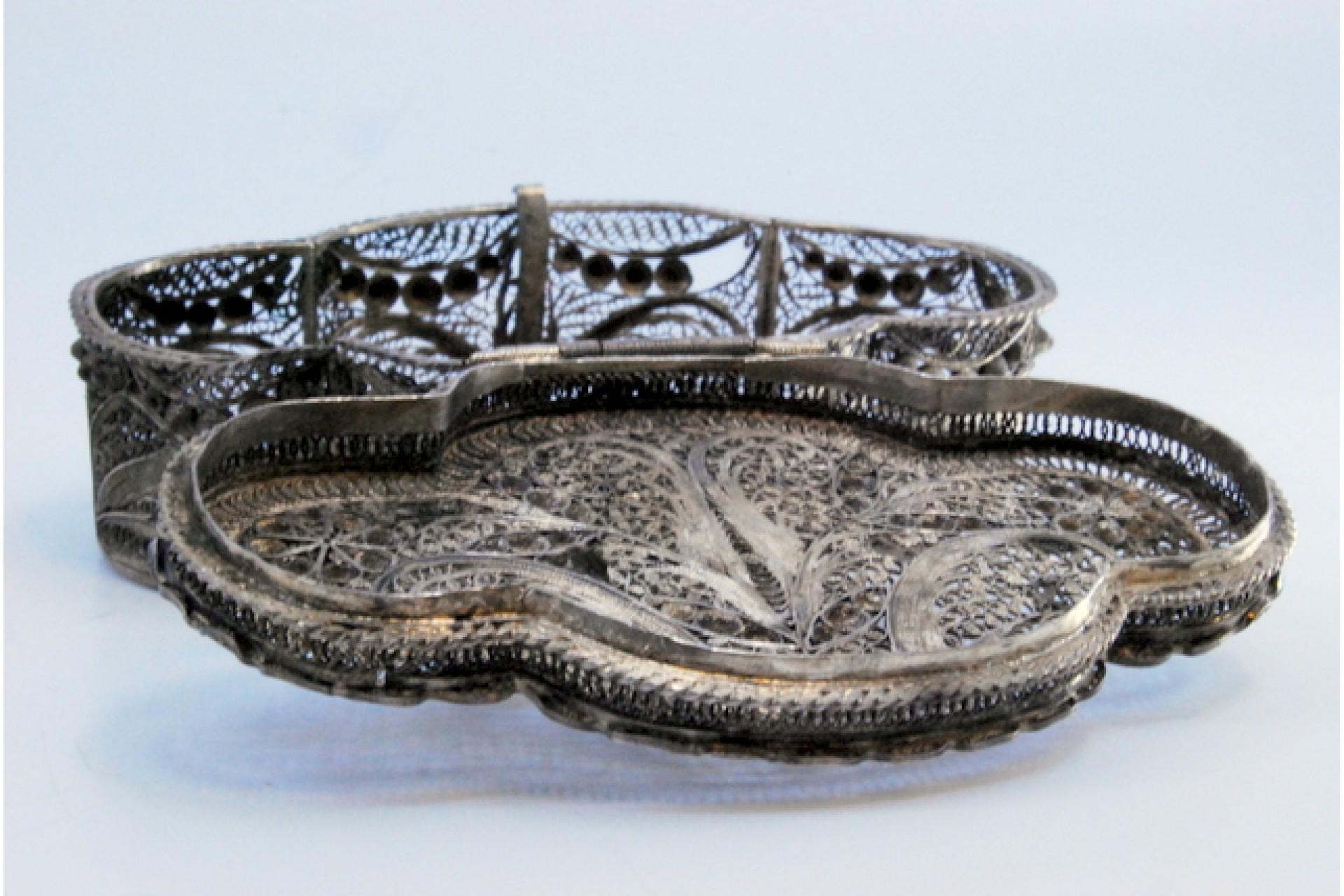 XIXe siècle Jewelry box in silver with rose filigree and plant motifs with a hinged lid en vente