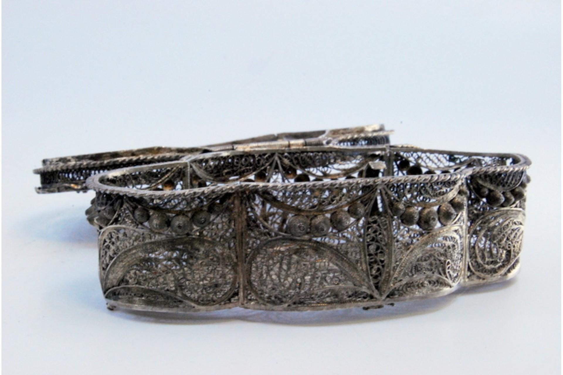 Argent Jewelry box in silver with rose filigree and plant motifs with a hinged lid en vente