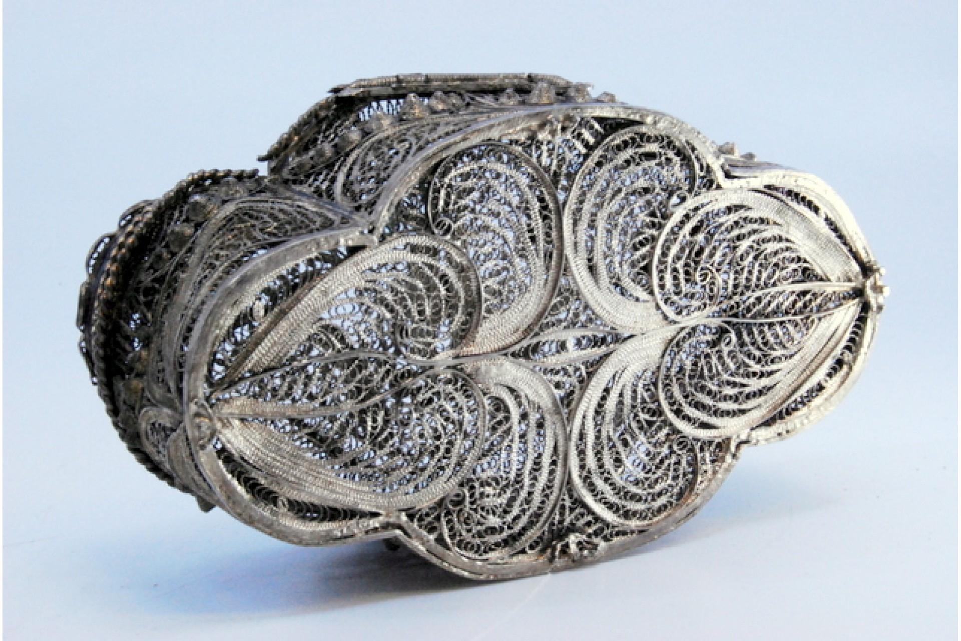 Jewelry box in silver with rose filigree and plant motifs with a hinged lid en vente 1