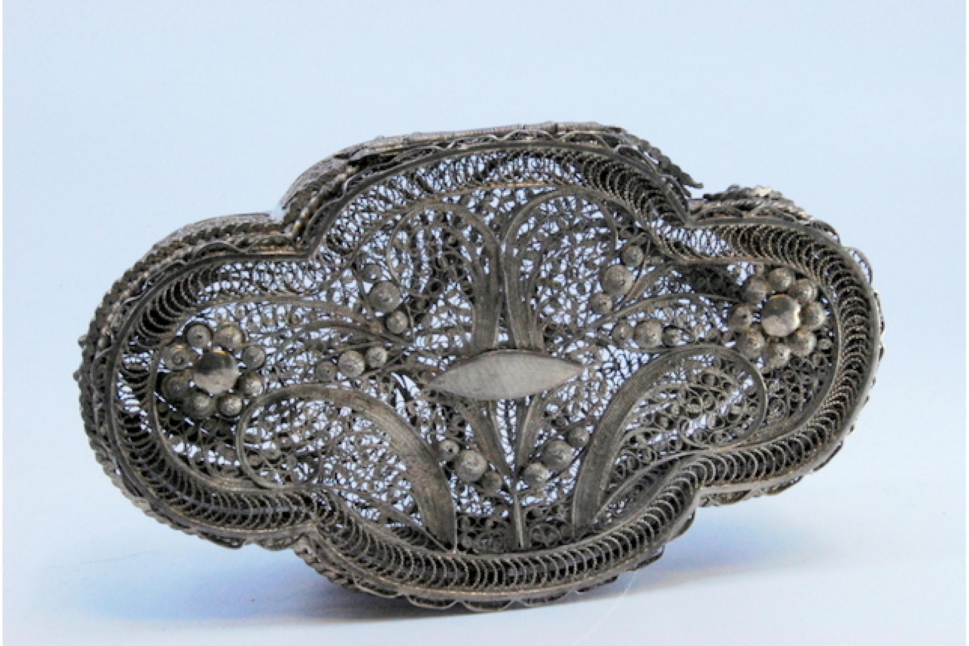 Jewelry box in silver with rose filigree and plant motifs with a hinged lid en vente 2