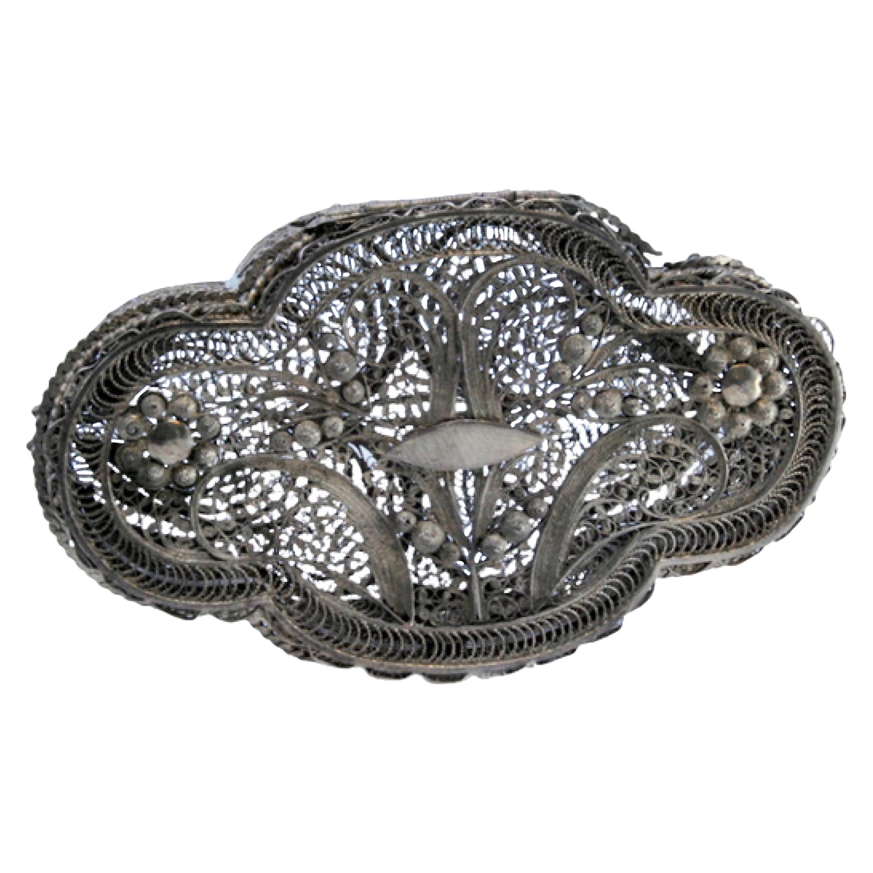 Jewelry box in silver with rose filigree and plant motifs with a hinged lid