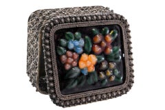 Jewelry box, in silver wrapped with roses and enamel on the hinged lid