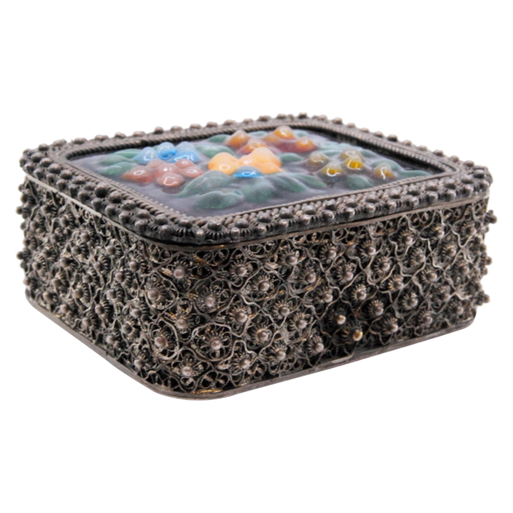 Boîte à bijoux, en argent enveloppée de roses et d
émail sur le couvercle à charnière. en vente