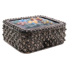 Boîte à bijoux, en argent enveloppée de roses et d
émail sur le couvercle à charnière.