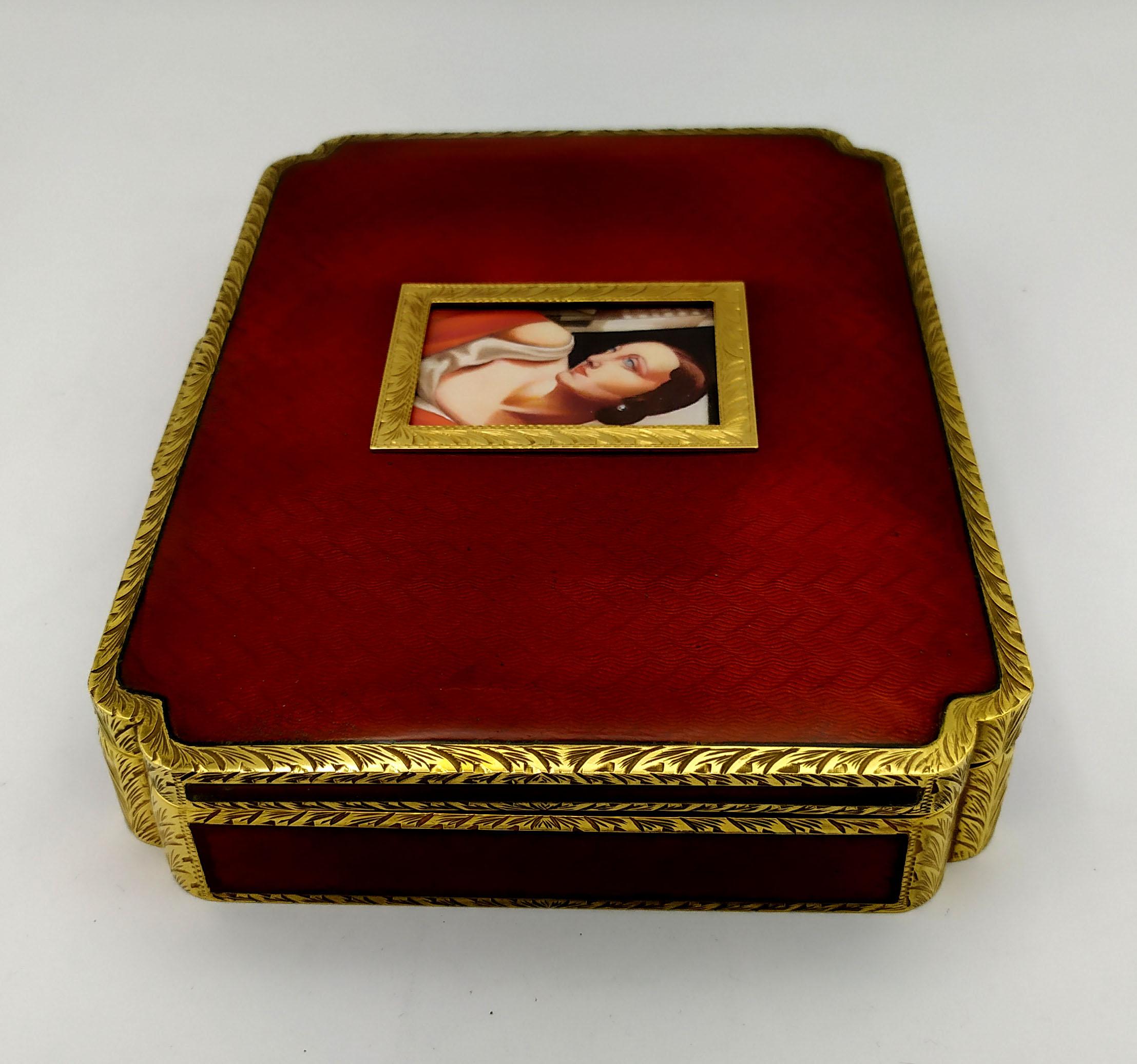 Large rectangular tabletop jewelery box with inward corners in gilded 925/1000 silver with translucent fired enamel on guillochè also on the sides and finished with fine hand engraving. In the center, a beautiful rectangular miniature cm. 4 x 5.5