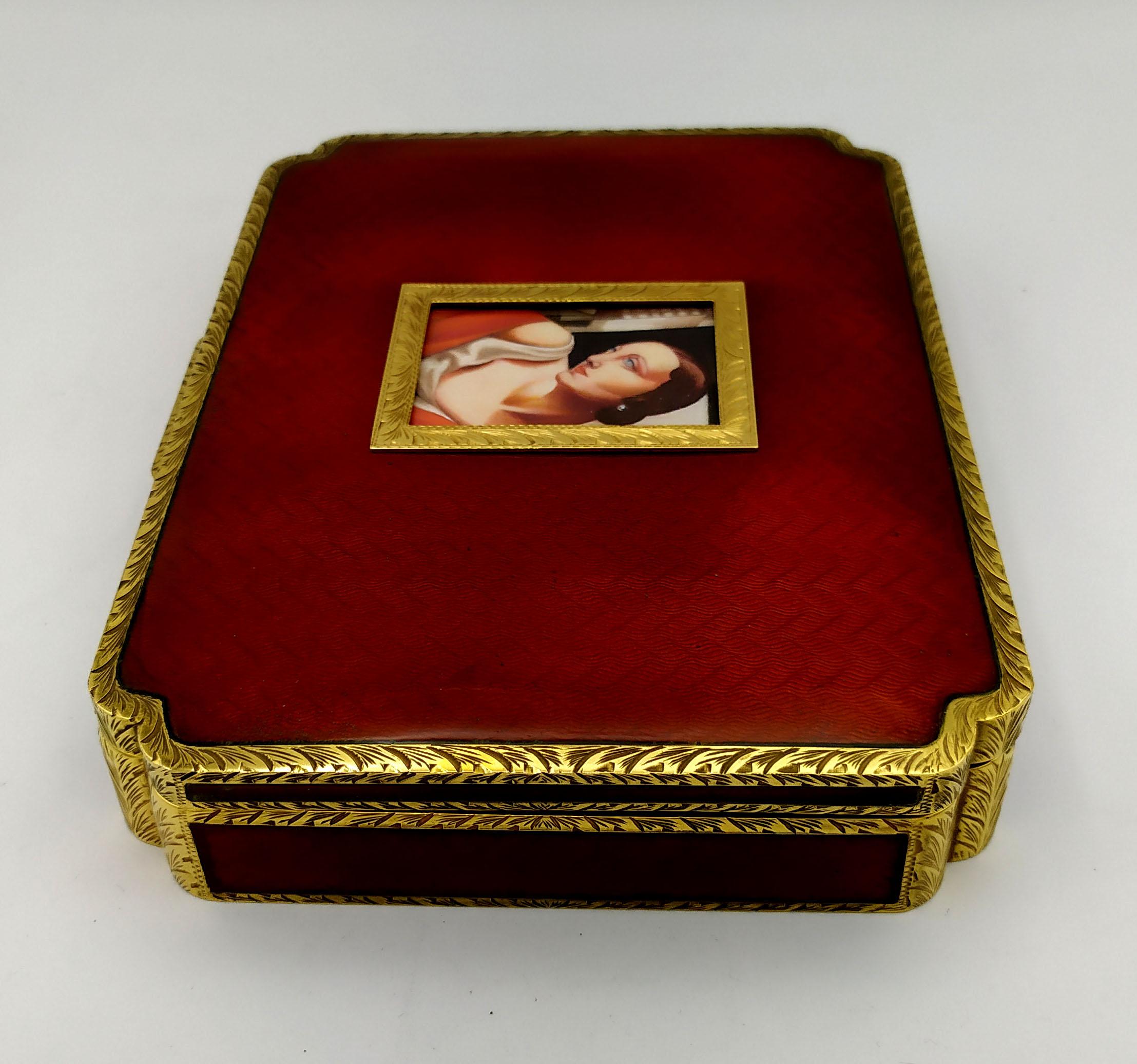 Gran joyero rectangular de sobremesa con esquinas hacia dentro en plata 925/1000 dorada con esmalte al fuego translúcido sobre guilloché también en los laterales y acabado con fino grabado a mano. En el centro, una hermosa miniatura rectangular cm.