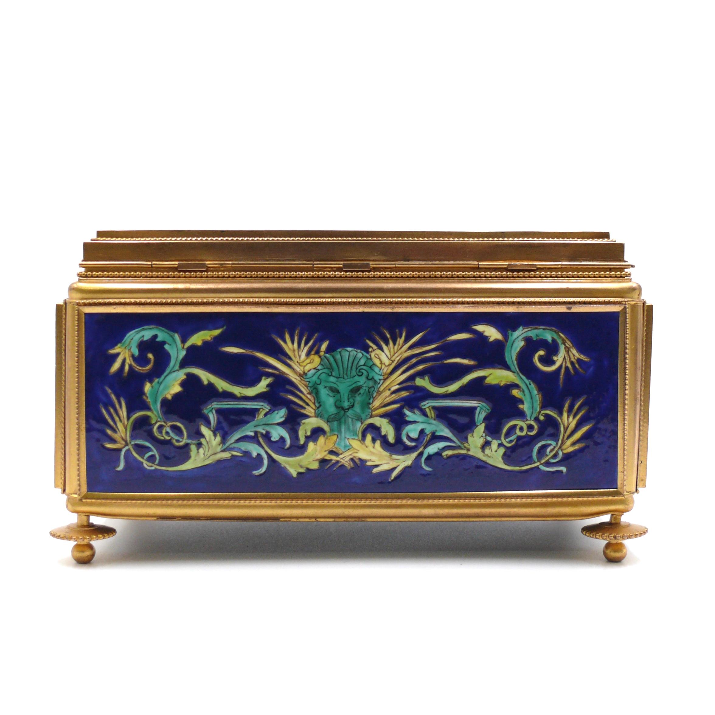Boîte à bijoux Napoléon III
MATERIAL Bronze doré et céramique
Origine France Circa 1880
Pas de restauration
Excellent état
MATERIAL Bronze doré et céramique
TOUTES LES PLAQUES EN CÉRAMIQUE SONT PARFAITES
SON INTÉRIEUR A ÉTÉ RETAPISSÉ EN BLEU
il a sa