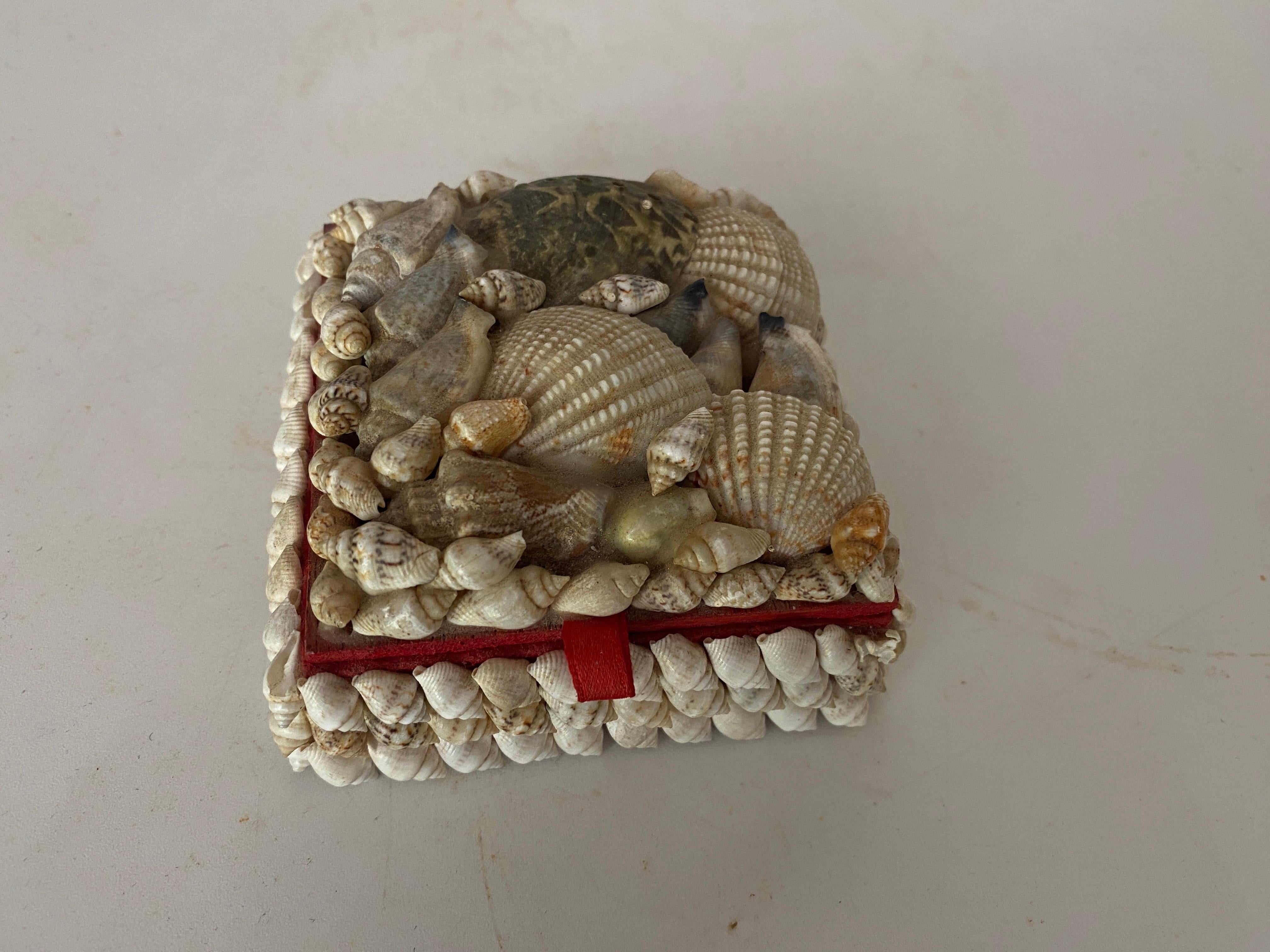 Schmuckkästchen oder dekorative Schachtel aus Muscheln und weißem Holz, Frankreich, 20. Jahrhundert im Angebot 5