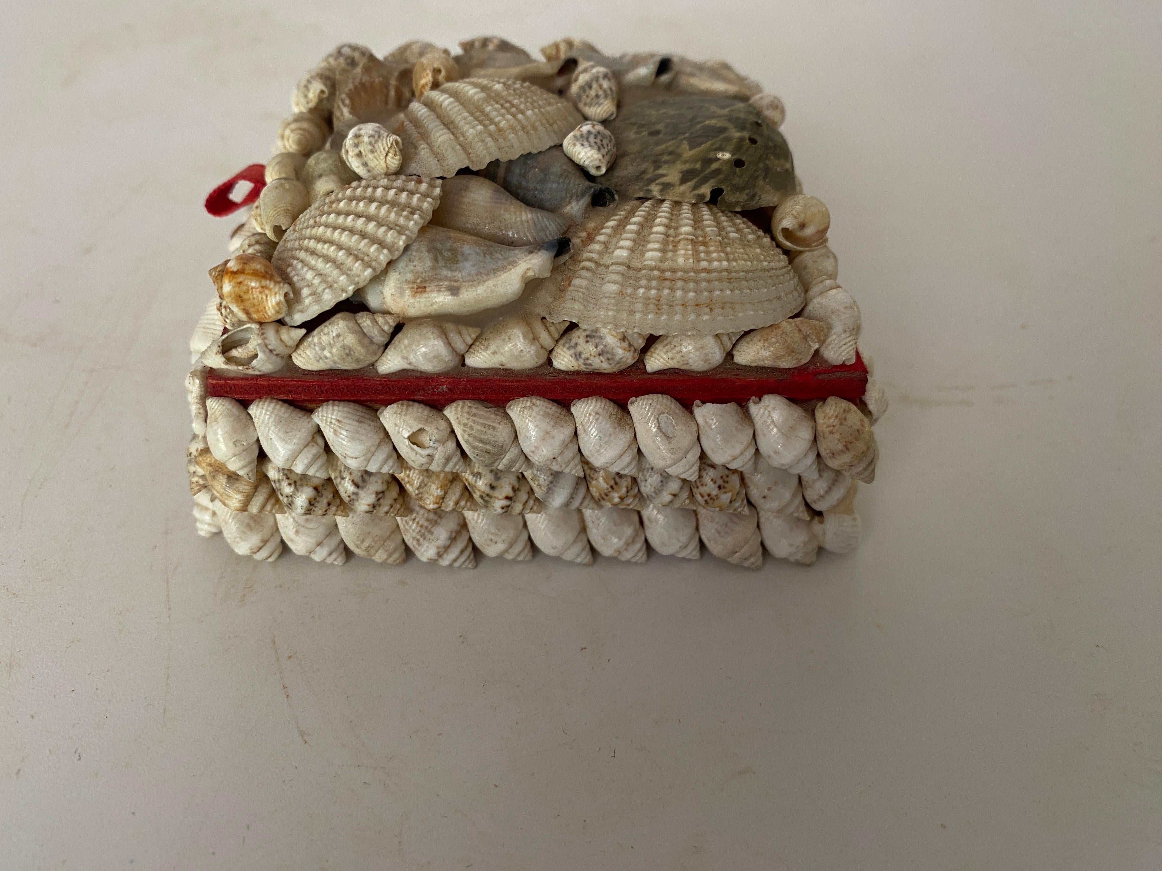 Schmuckkästchen oder dekorative Schachtel aus Muscheln und weißem Holz, Frankreich, 20. Jahrhundert im Angebot 1