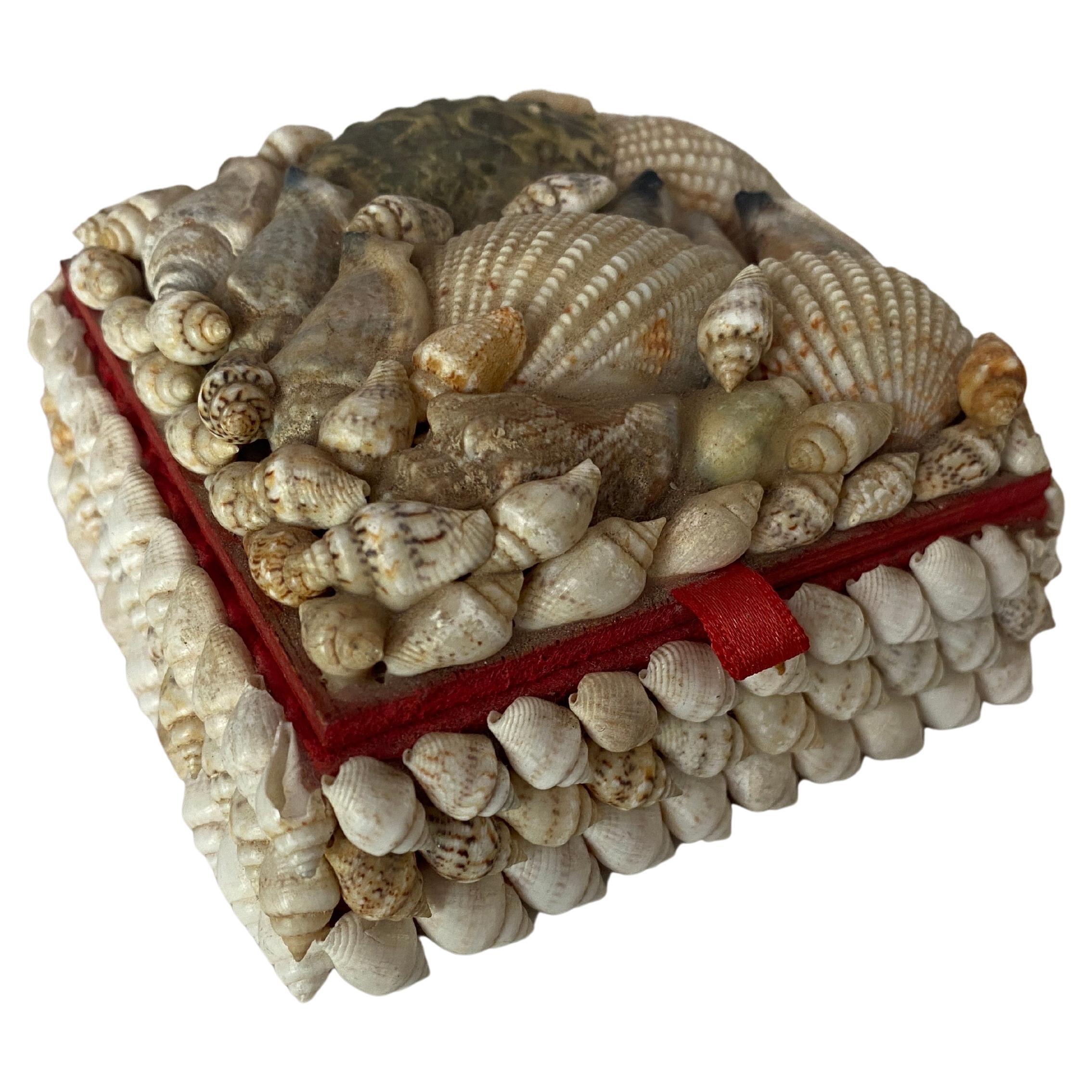 Schmuckkästchen oder dekorative Schachtel aus Muscheln und weißem Holz, Frankreich, 20. Jahrhundert im Angebot