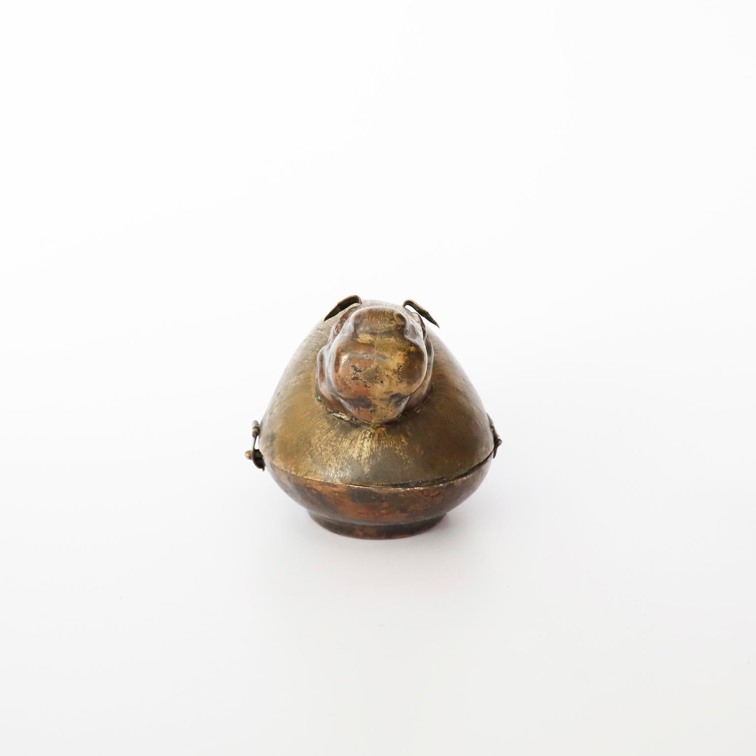 En torno a 1960 te ofrecemos este raro joyero realizado en bronce y chapado en plata con forma de hipopótamo y una fantástica pátina.