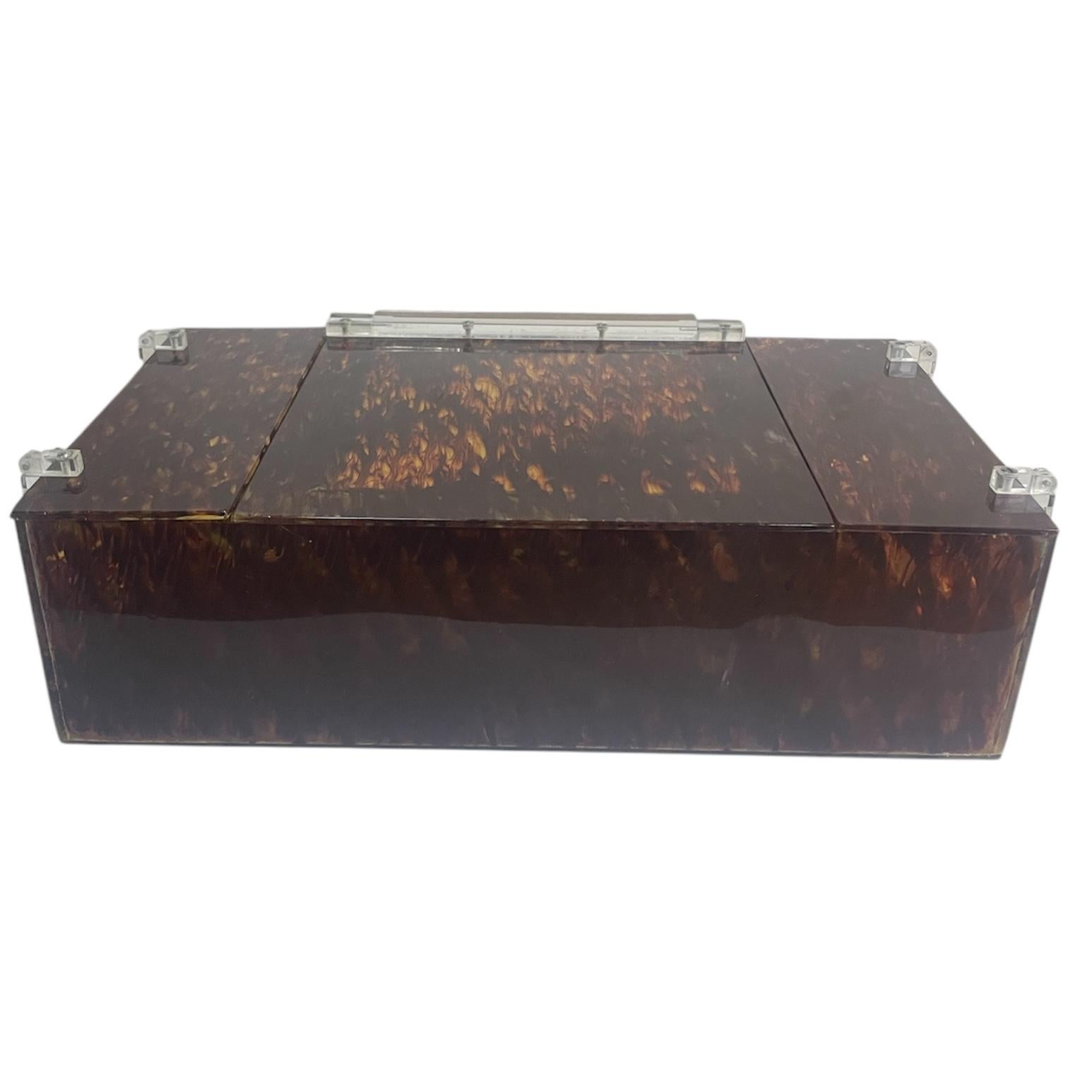 Vintage Lucite Kunststoff-Organizer aus den 1960er Jahren, eine perfekte Kombination aus Stil und Funktionalität. Diese elegante braune Box verfügt über einen aufklappbaren Spiegel und bietet reichlich Platz für all Ihre Kosmetikartikel.