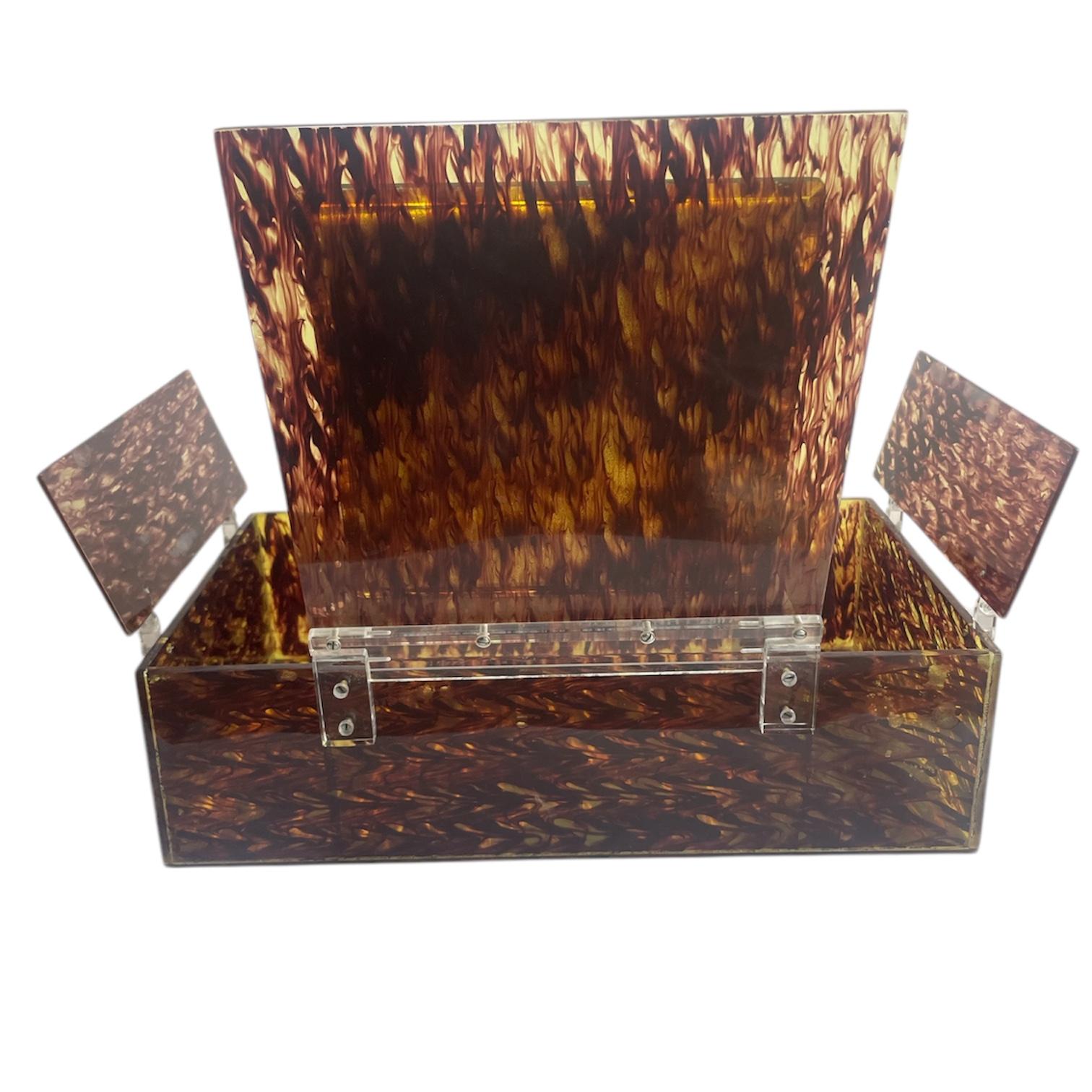 Schmuckkästchen mit Deckel und Spiegel (Lucite) im Angebot