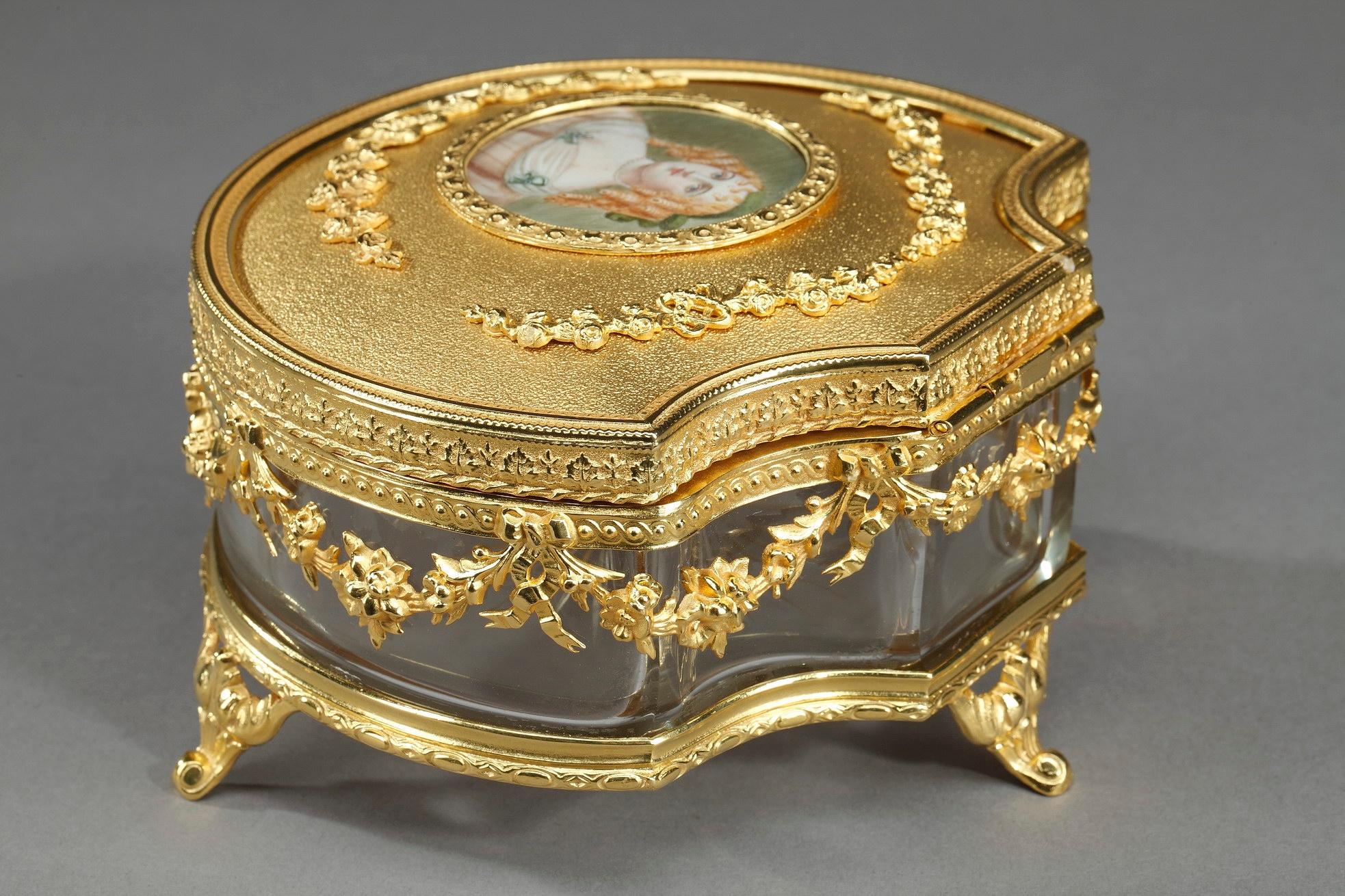 Cristal Boîte à bijoux avec le portrait de Madame de Sévigné en vente