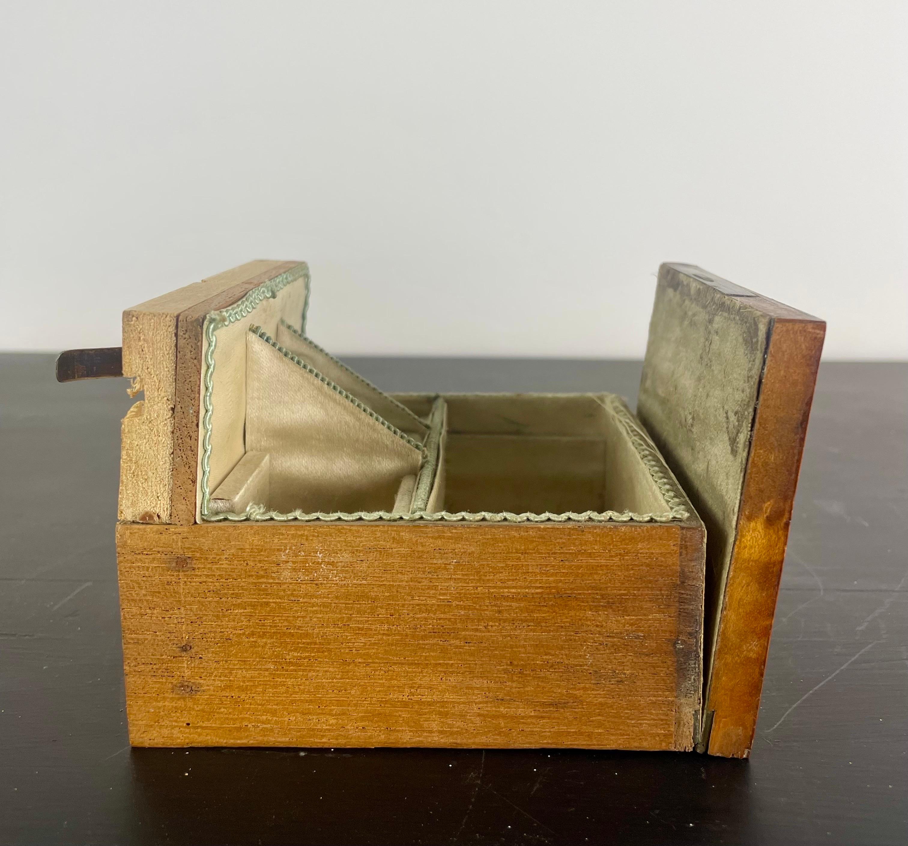 Boîtes à bijoux ou boîte en bois avec clé, période de restauration 19e, France en vente 5