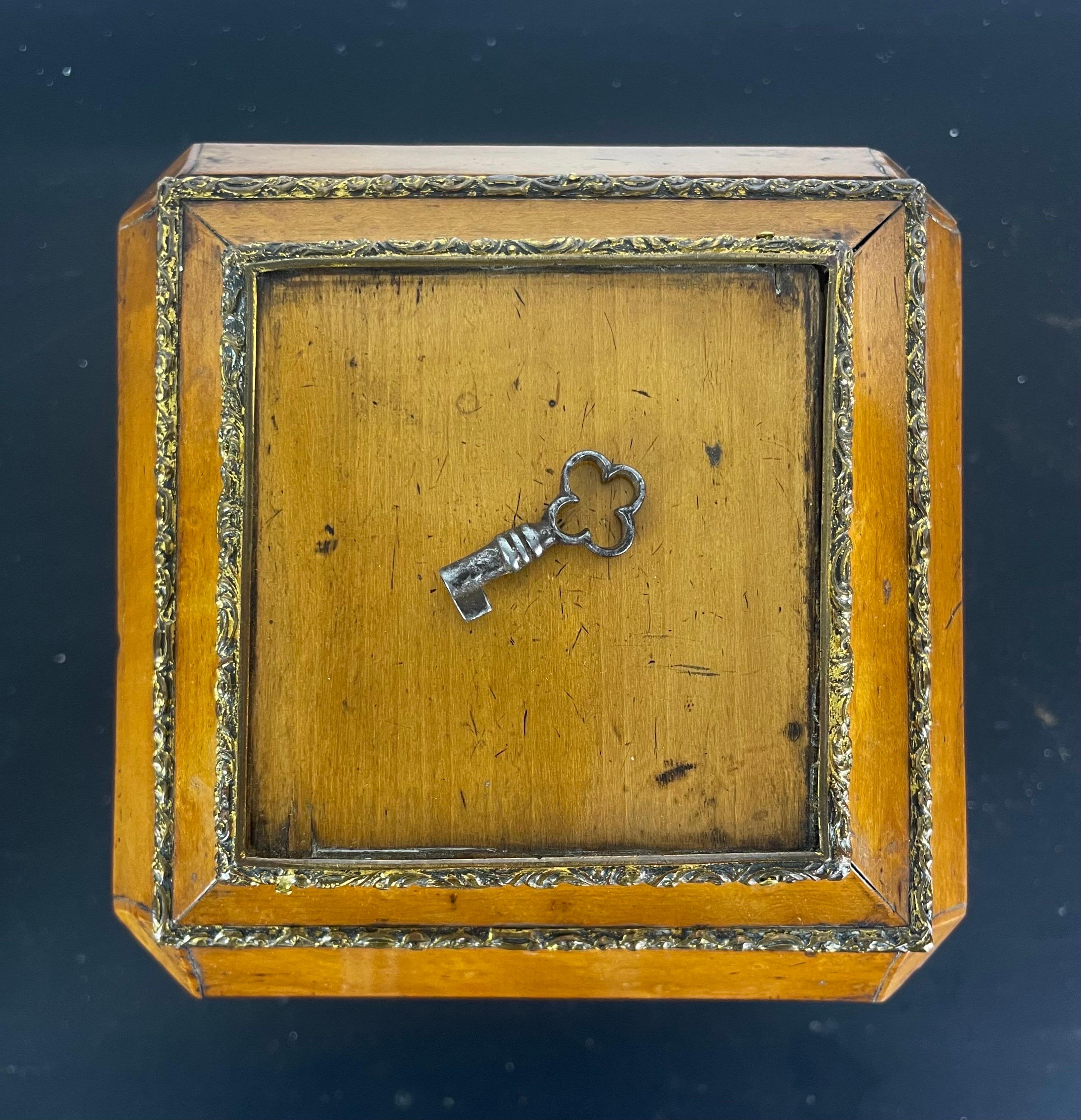 Boîtes à bijoux ou boîte en bois avec clé, période de restauration 19e, France en vente 6