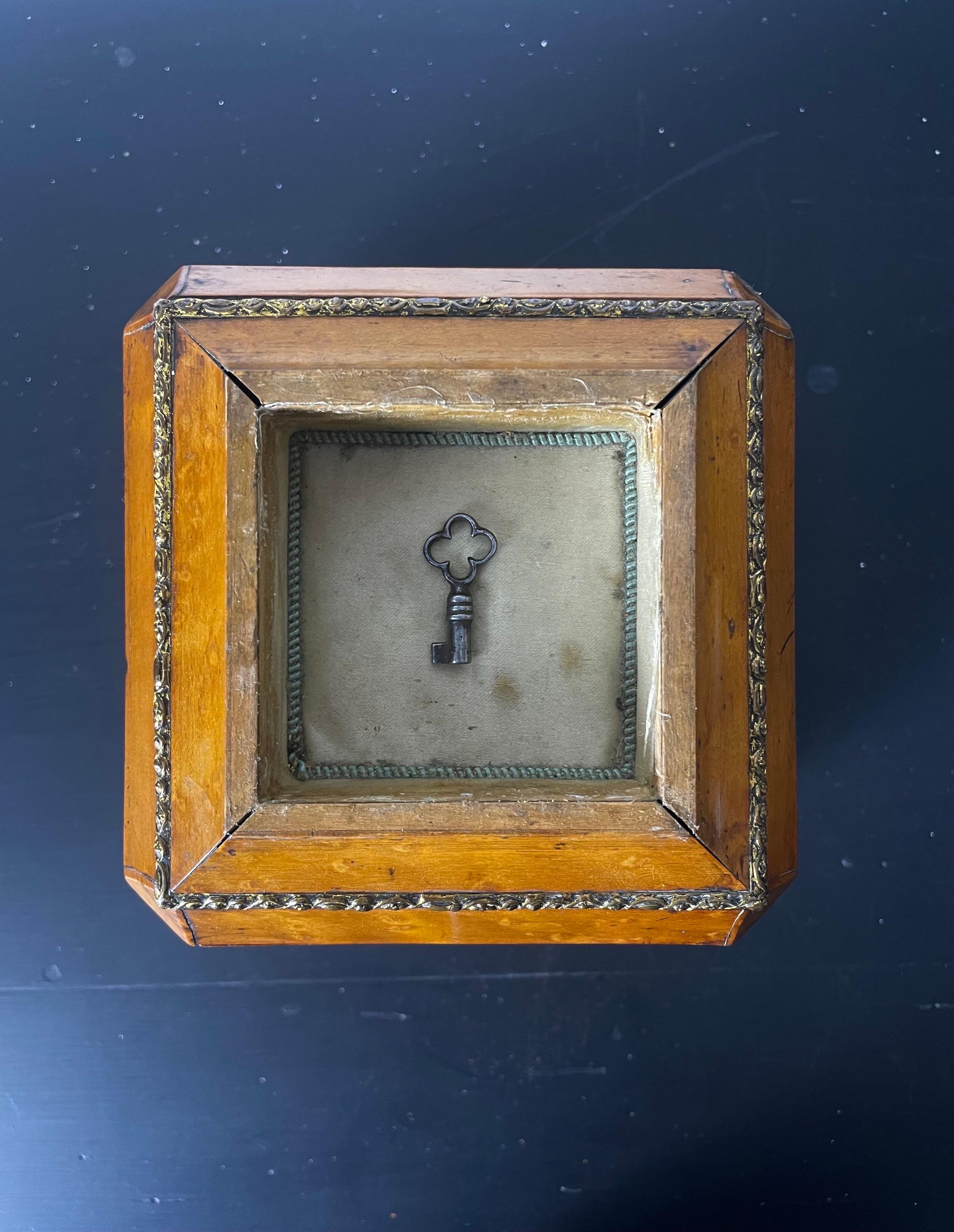 Boîtes à bijoux ou boîte en bois avec clé, période de restauration 19e, France en vente 8