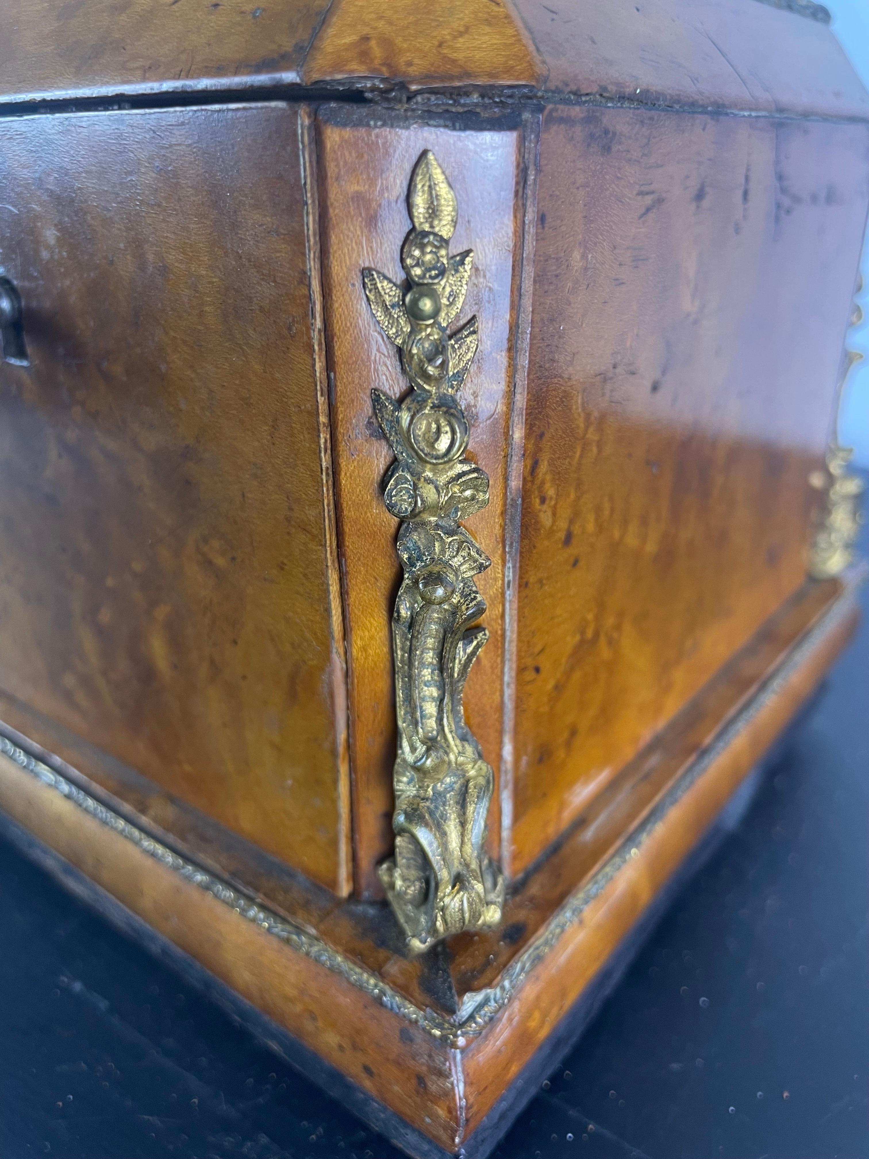 Schmuckkästchen oder Holzschachtel mit Schlüssel, Restaurationszeitalter 19. Jahrhundert, Frankreich im Angebot 1