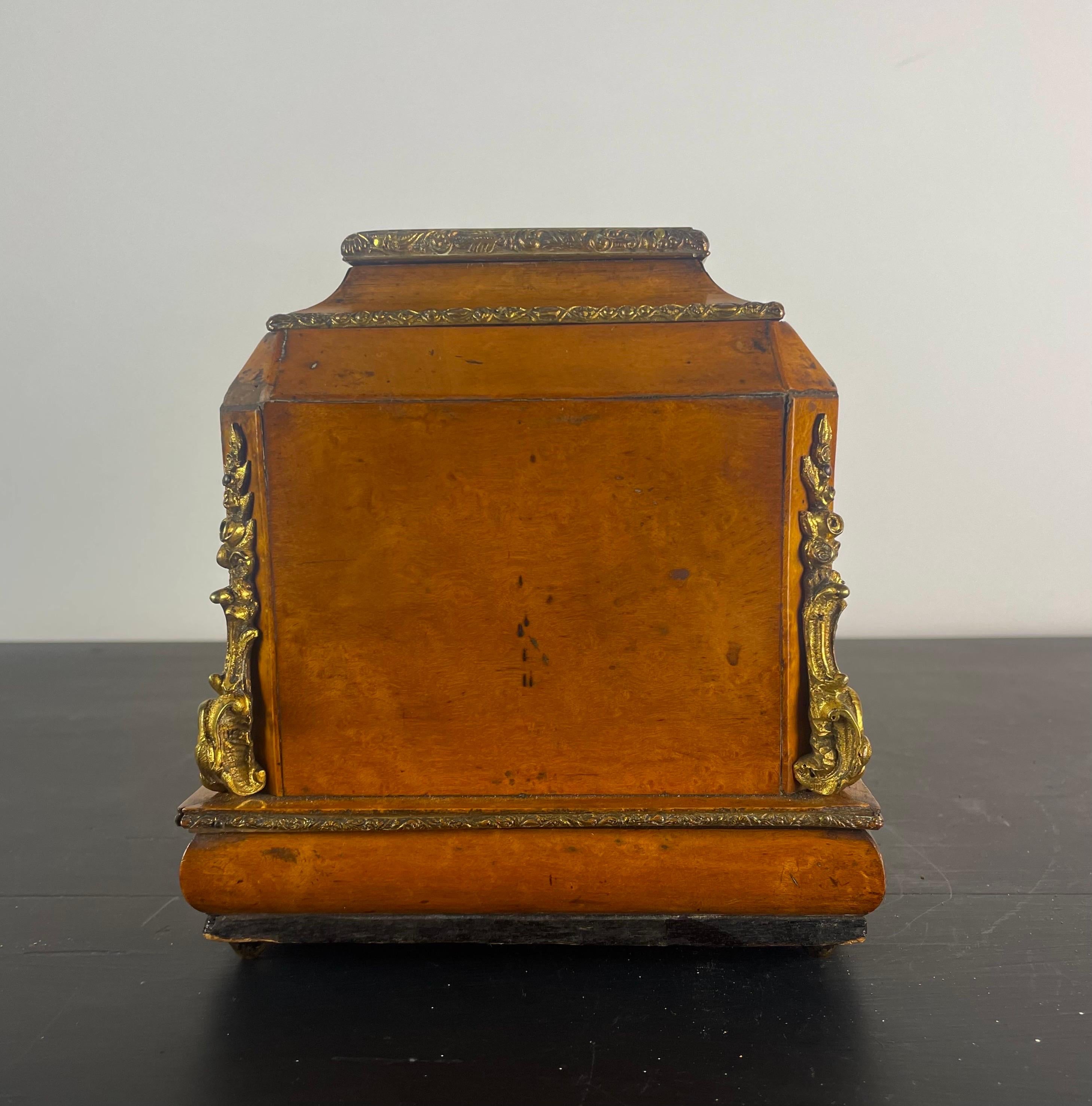 XIXe siècle Boîtes à bijoux ou boîte en bois avec clé, période de restauration 19e, France en vente