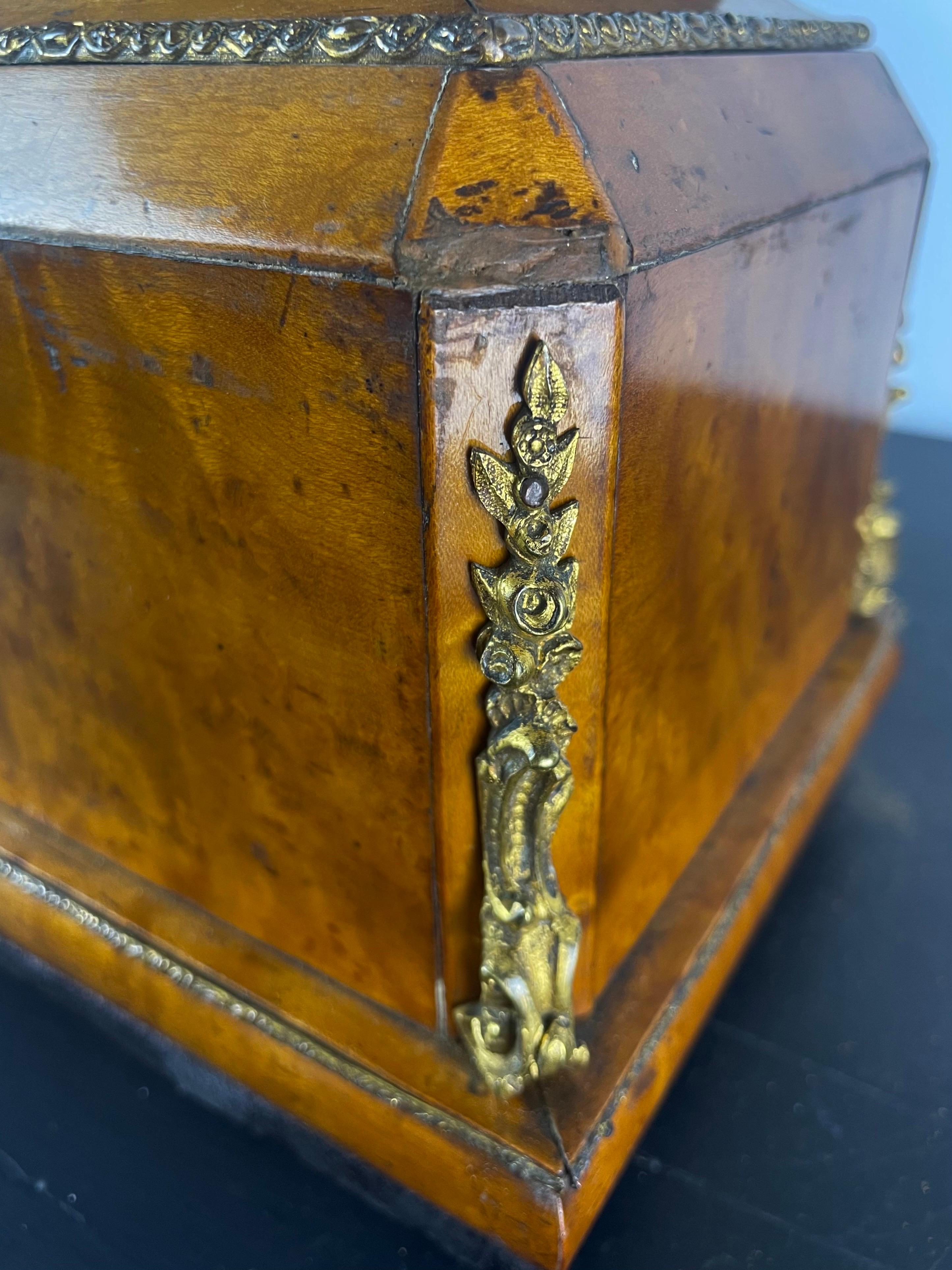 Schmuckkästchen oder Holzschachtel mit Schlüssel, Restaurationszeitalter 19. Jahrhundert, Frankreich im Angebot 3