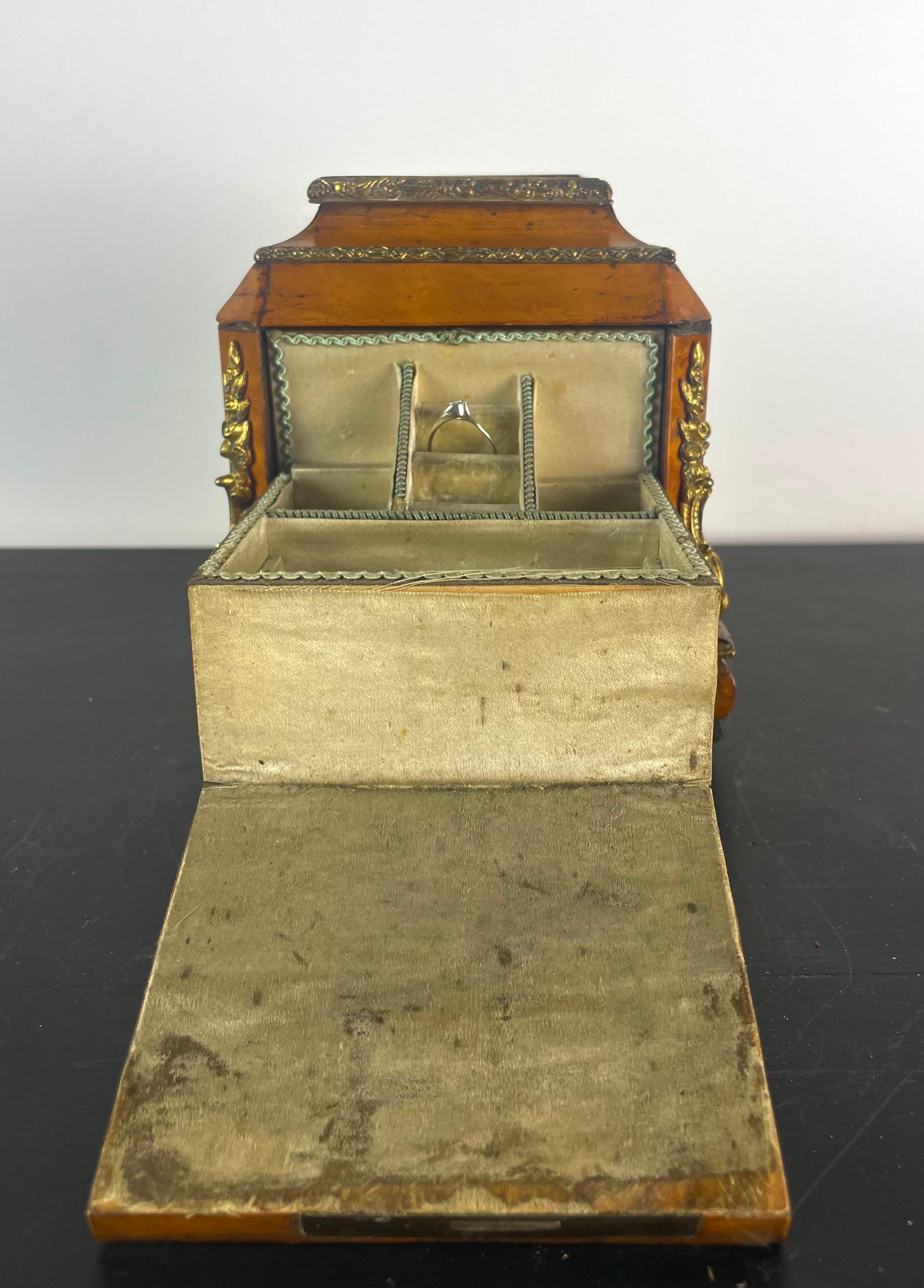 Boîtes à bijoux ou boîte en bois avec clé, période de restauration 19e, France en vente 2