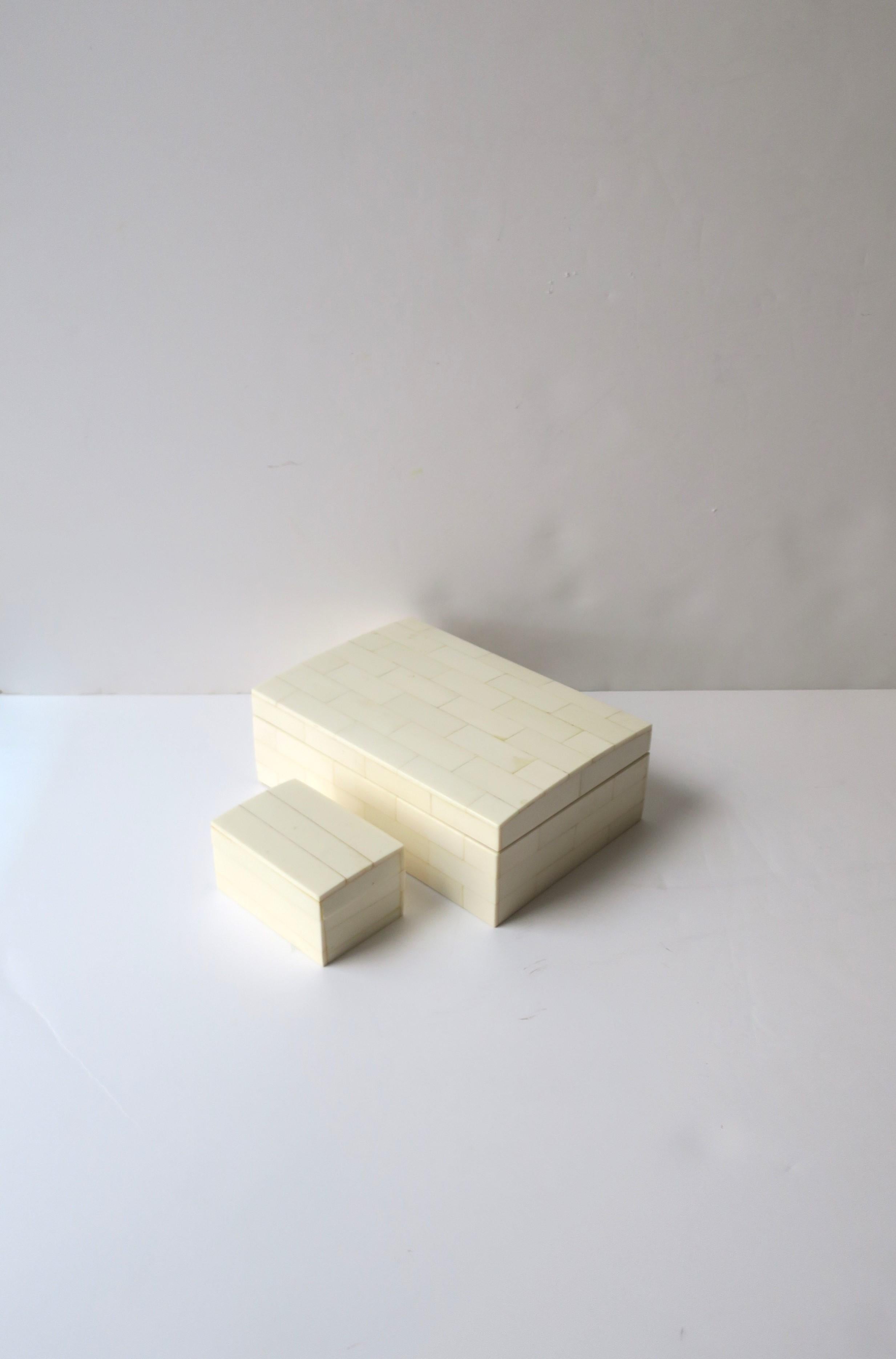 Ein Satz von zwei (2) weiß/cremefarbenen Harzlaminaten über Holz-Schmuck- oder Aufbewahrungsboxen. Ein passendes/koordinierendes Set von Boxen zur Aufbewahrung von Schmuck (wie gezeigt) oder anderen kleinen Gegenständen auf dem Schreibtisch, der