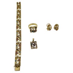 Schmuck aus 18 Karat Gelbgold mit Diamanten, Saphiren und Rubinen