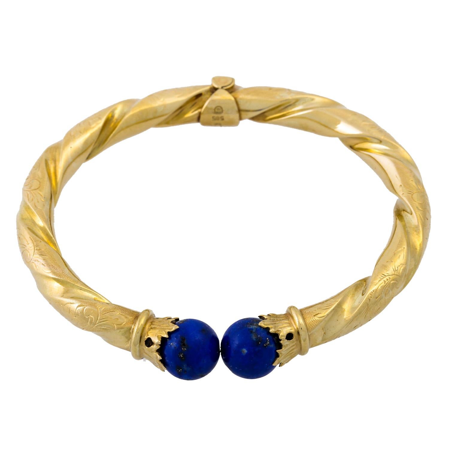 Balls 10/9 mm, GG 14K, 39.7 g, cord design with floral engravings, 20th century, strong signs of wear.

 Jewelery set bangle and brooch with lapis lazuli beads 10/9 mm, 14K yellow gold, 39.7 g, corded design with floral engravings, 20th century,