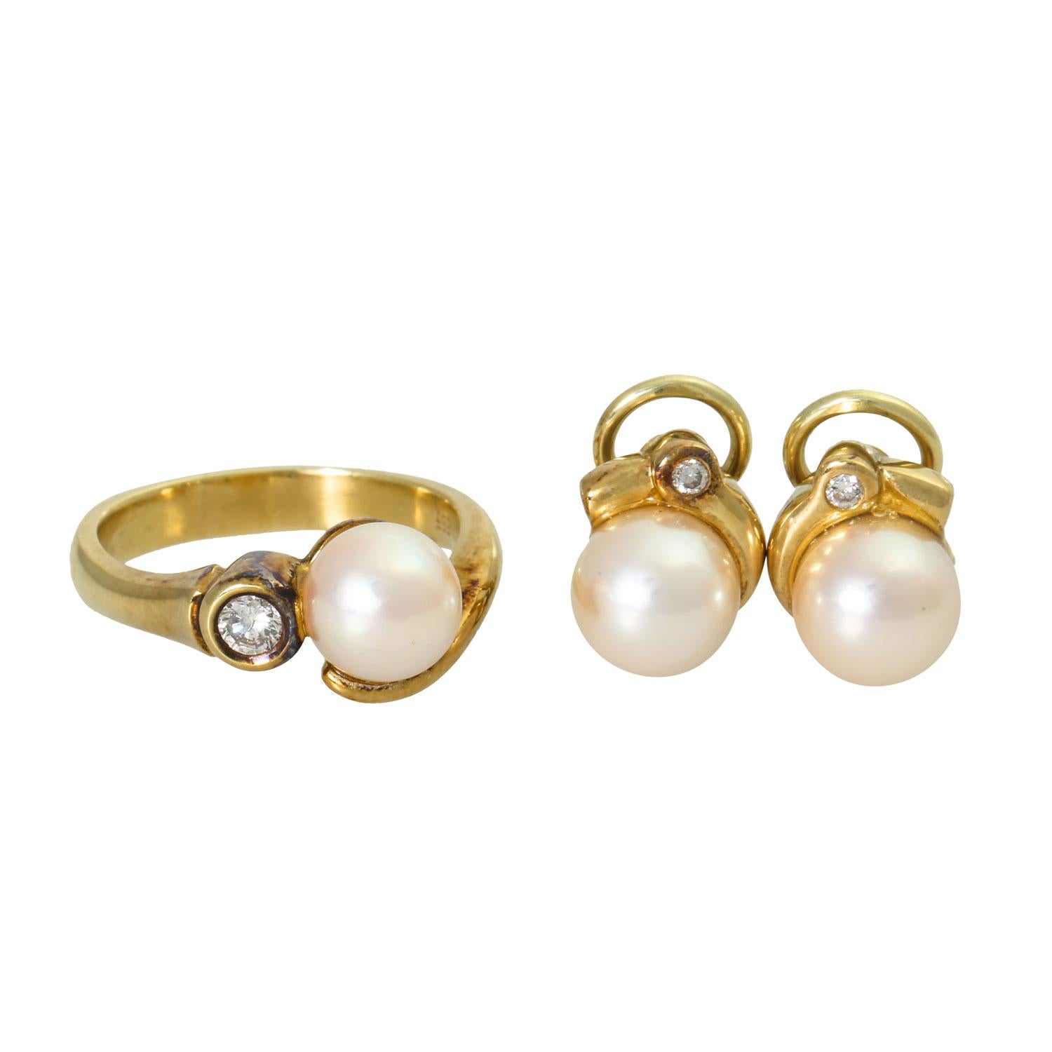 approx. WHITE (H)/P1, Akoya cultured pearls 8.5 mm, GG 14K, 13.7 g, RW: 59, late 20th century, slight signs of wear.

 Jewelery set ring and earclips with Akoya cultured pearls 8.5 mm and brilliant-cut diamonds totaling approx. 0.26 ct, approx.