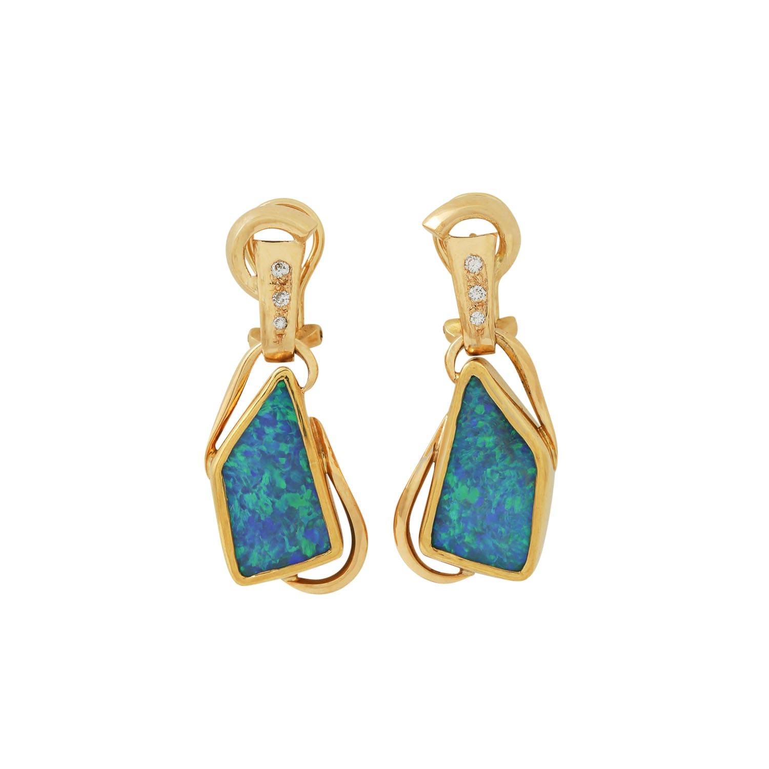 good color and clarity, GG 18K, 28.6 g, set consisting of ring, RW: 60, pendant 2.8x1.1 cm and earrings 3.6x1.4 cm, late 20th century, slight signs of wear, beautiful jeweller's quality.

 Jewelery set with fine boulder opals and brilliant-cut