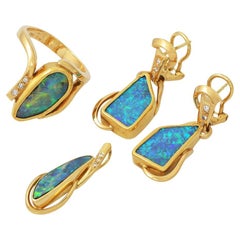 Jewelry set with fine boulder opals and brilliant-cut diamonds, total approx. 0.