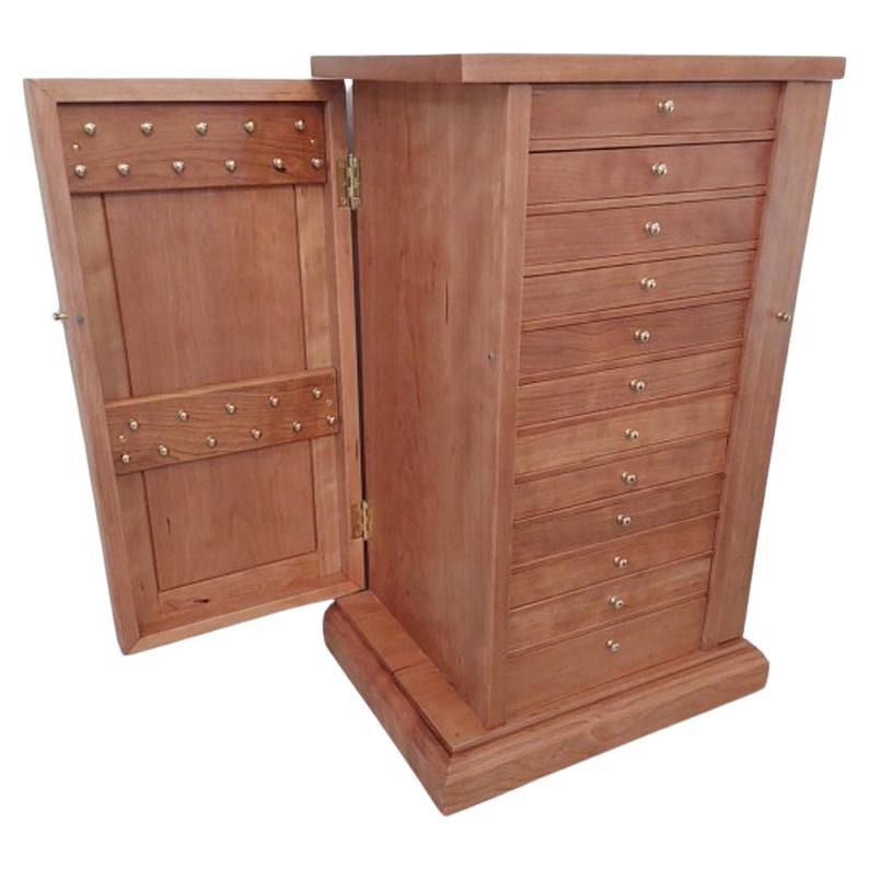 Tour à bijoux en cerisier fabriqué à la main avec tiroirs doublés de velours

Cette tour à bijoux fabriquée à la main est une solution raffinée et élégante pour organiser une vaste collection de bijoux fins. Construite en cerisier et en peuplier