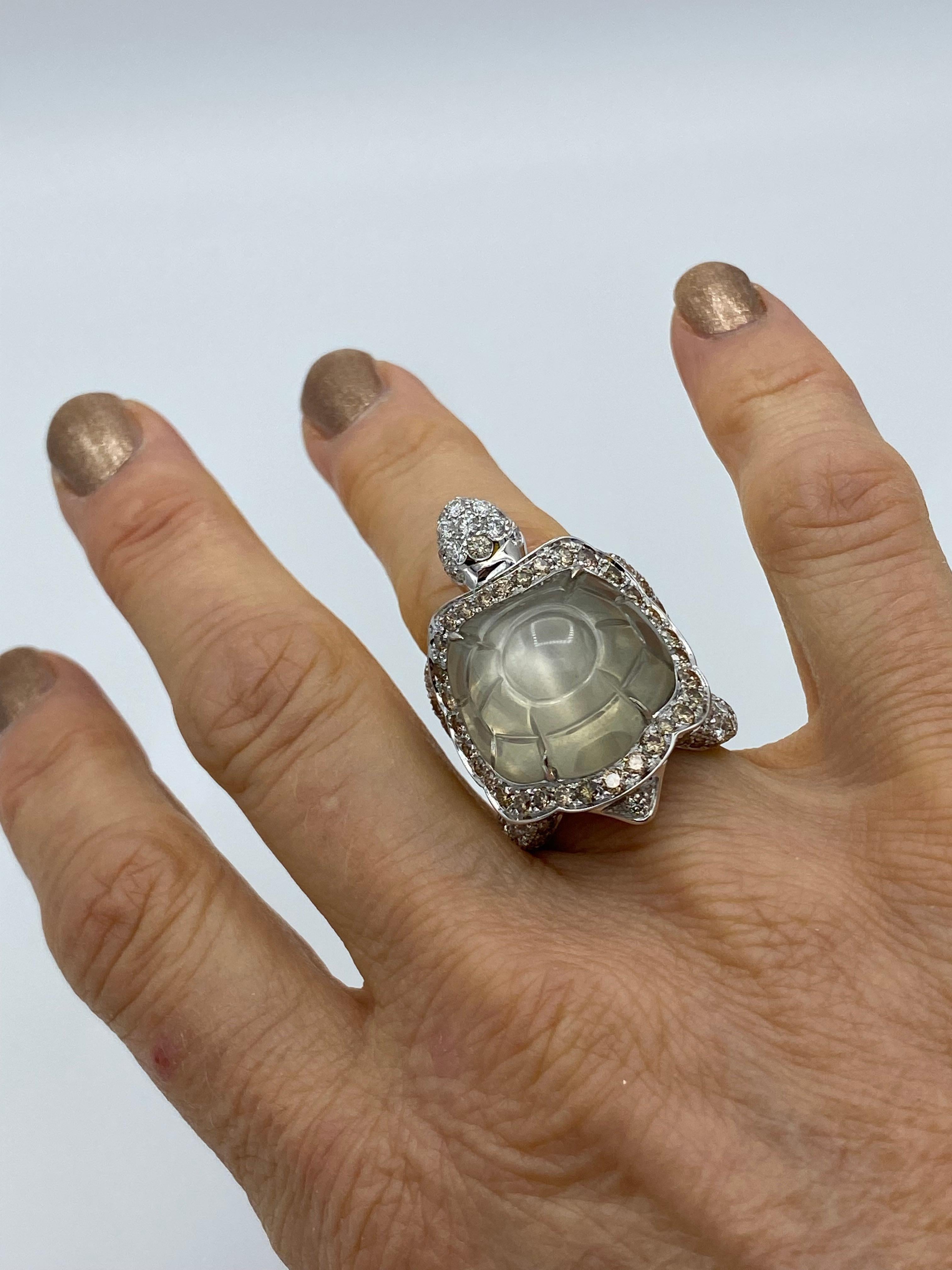 Artisan Bijoux Tortue Noir Brun Blanc Diamant Pierre dure Adularia Bague en or 18 carats en vente