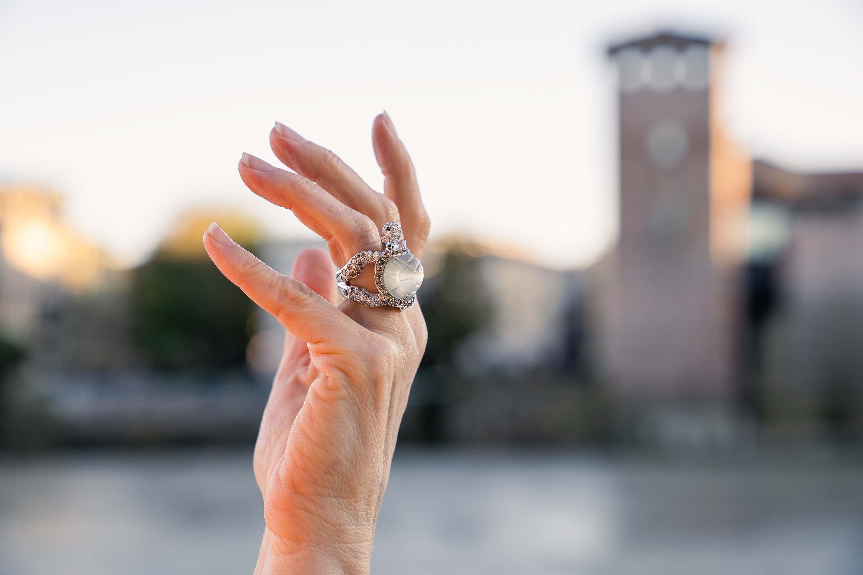 Artigiano Gioielli Tartaruga Harding Black Brown White Diamond Pietra dura Adularia Anello in oro 18 carati in vendita