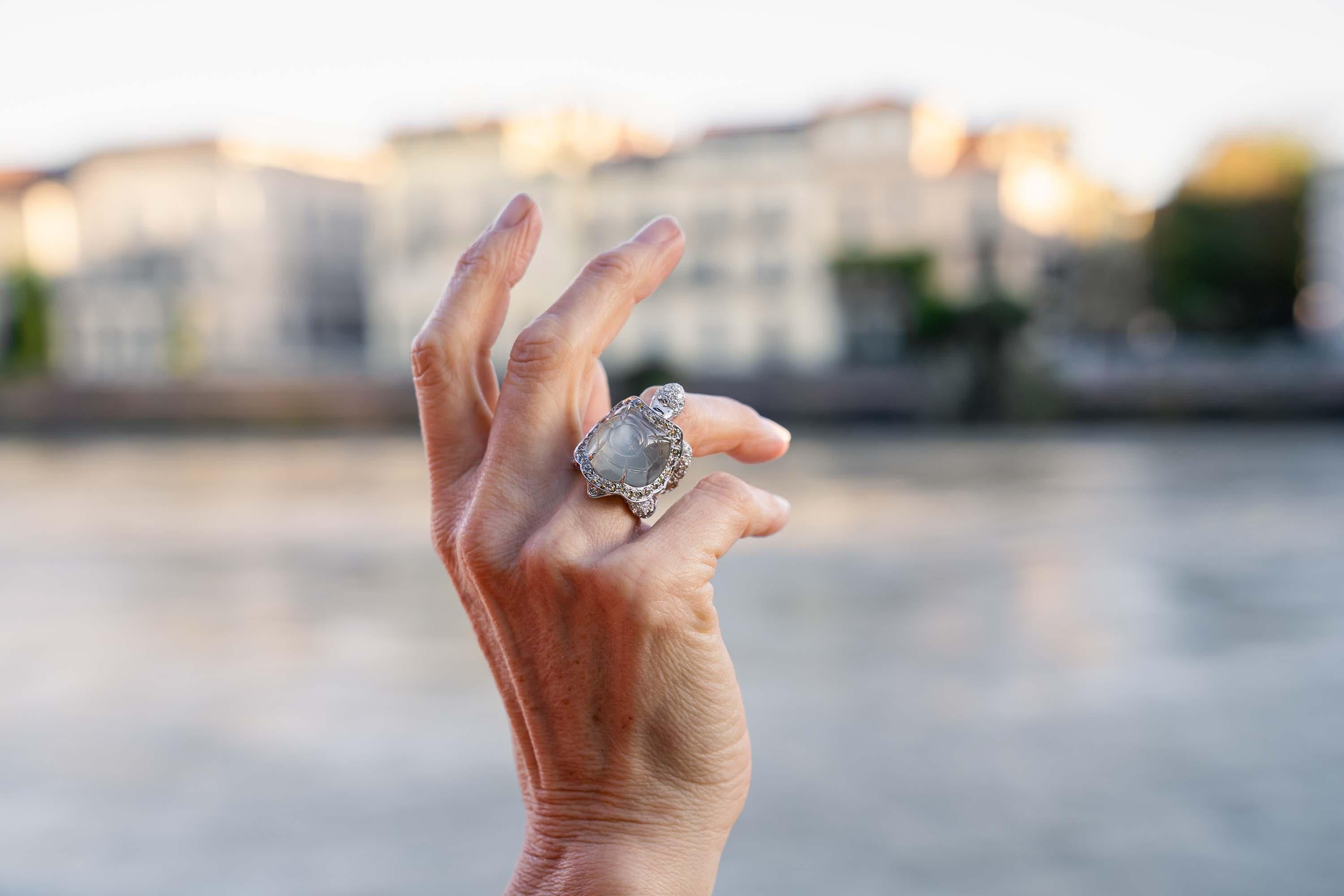 Taglio rotondo Gioielli Tartaruga Harding Black Brown White Diamond Pietra dura Adularia Anello in oro 18 carati in vendita