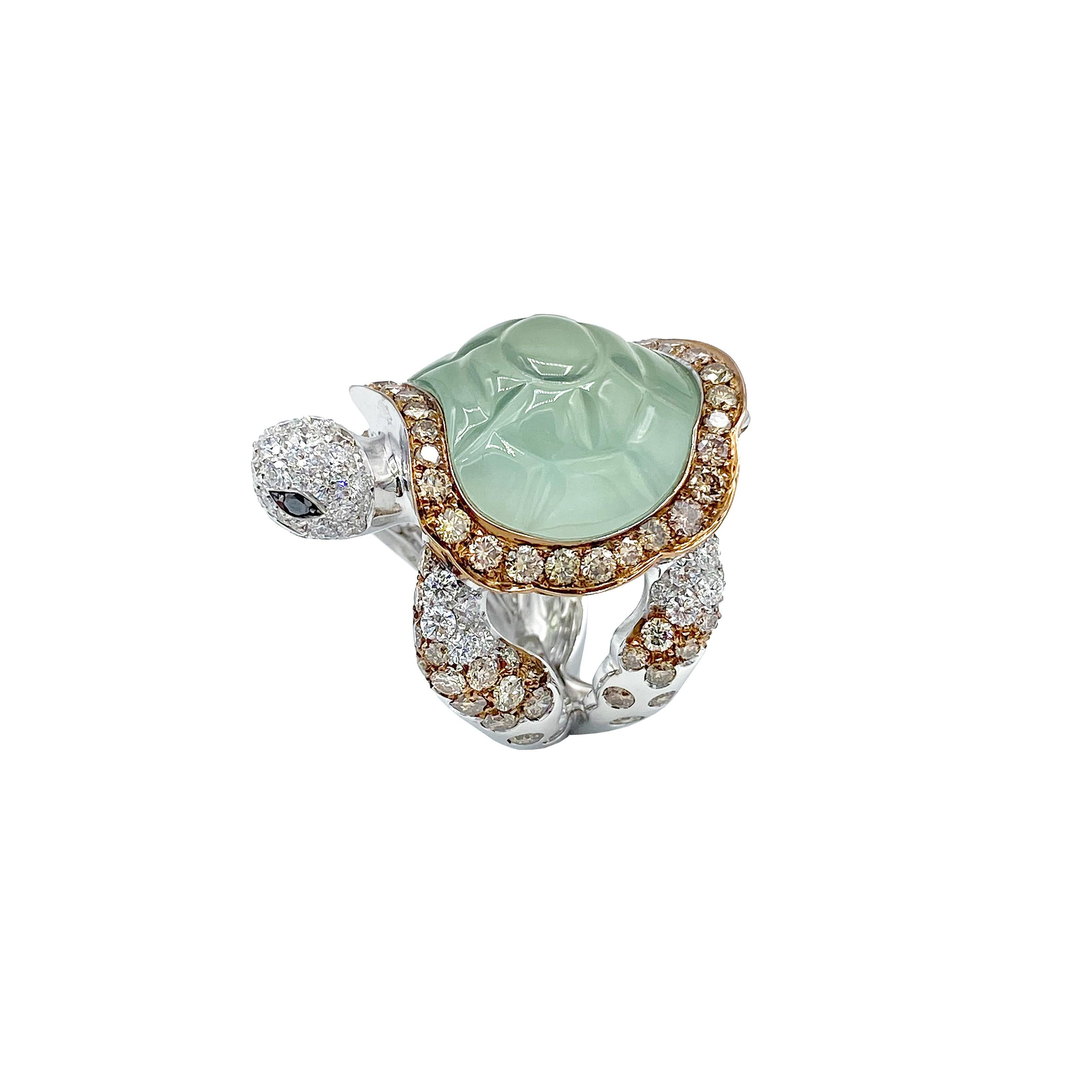 This is a very beautiful white gold ring with white, brown and black (their eyes) diamonds.
The 'armour' of the carapace is a sage green hard rock called Prehnite, cut and engraved by hand.
The total carat is 5,83 ct.
The size of the ring is 6 1/4