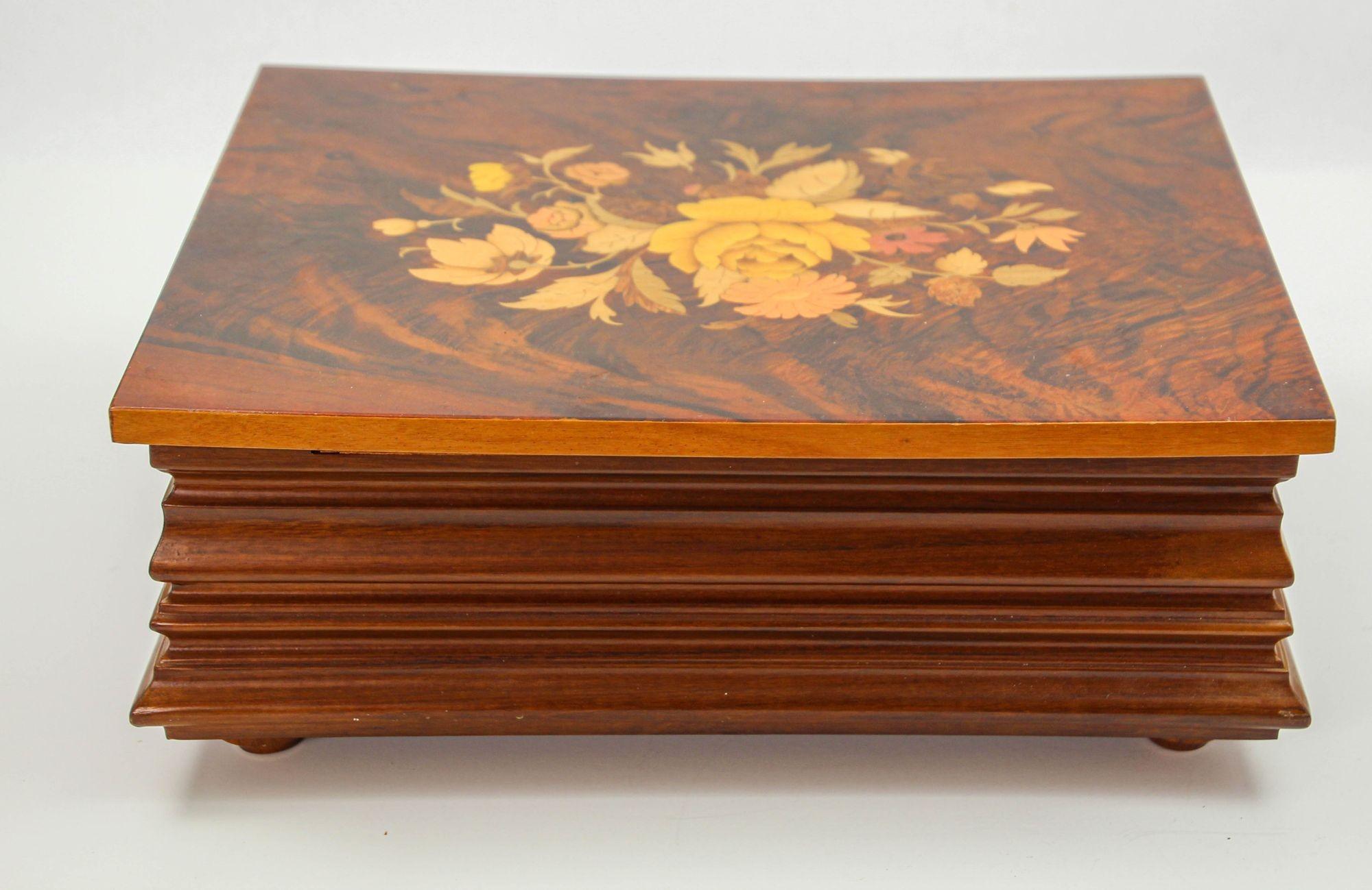 Schmuck-Holz-Musikkasten aus Holz, hergestellt in Italien mit Blumen-Intarsien aus Wurzelholz im Angebot 4