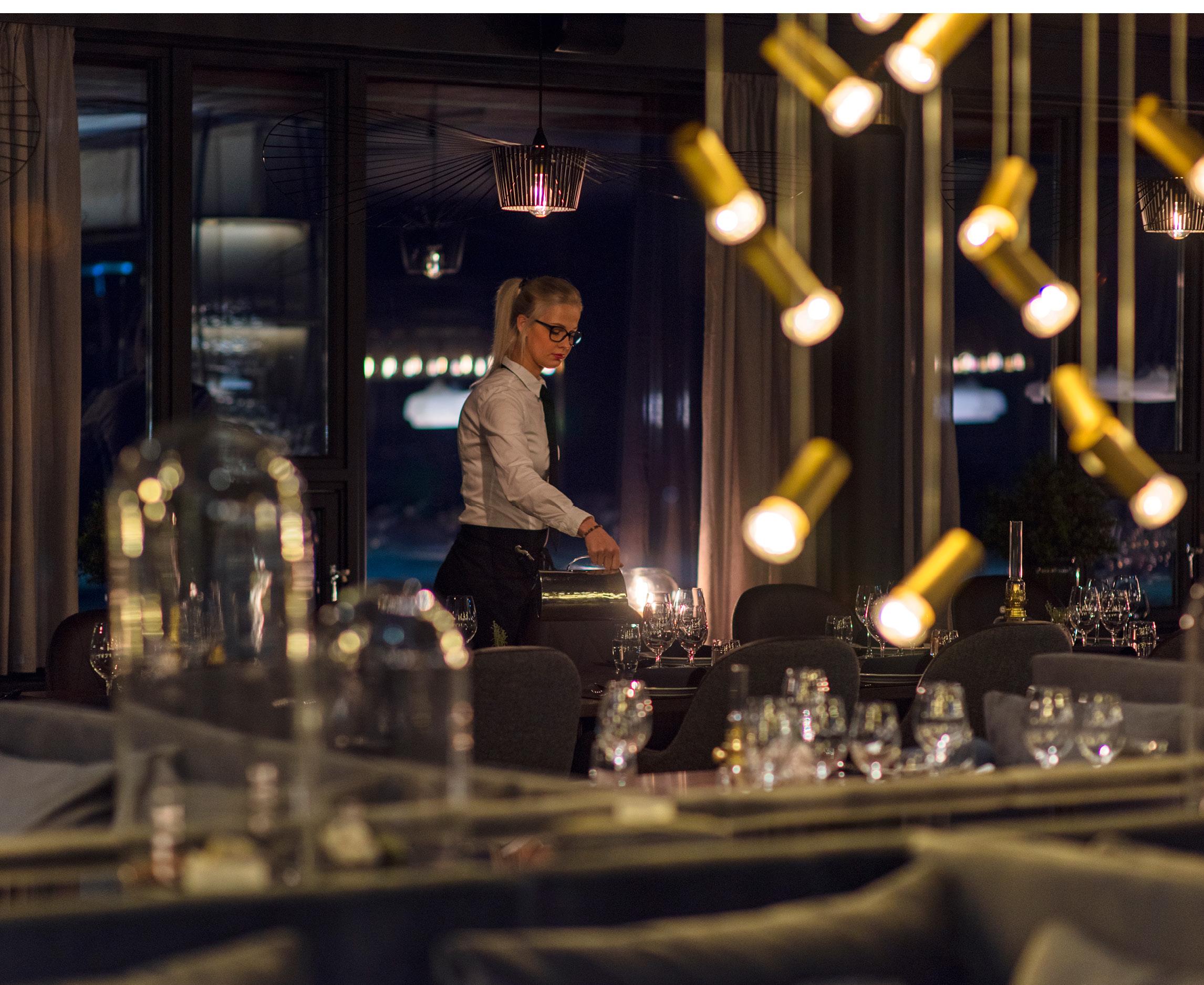 Jewell 6 Angoli in alluminio champagne Lampada a sospensione contemporanea di JSPR In condizioni Nuovo in vendita a Geneve, CH