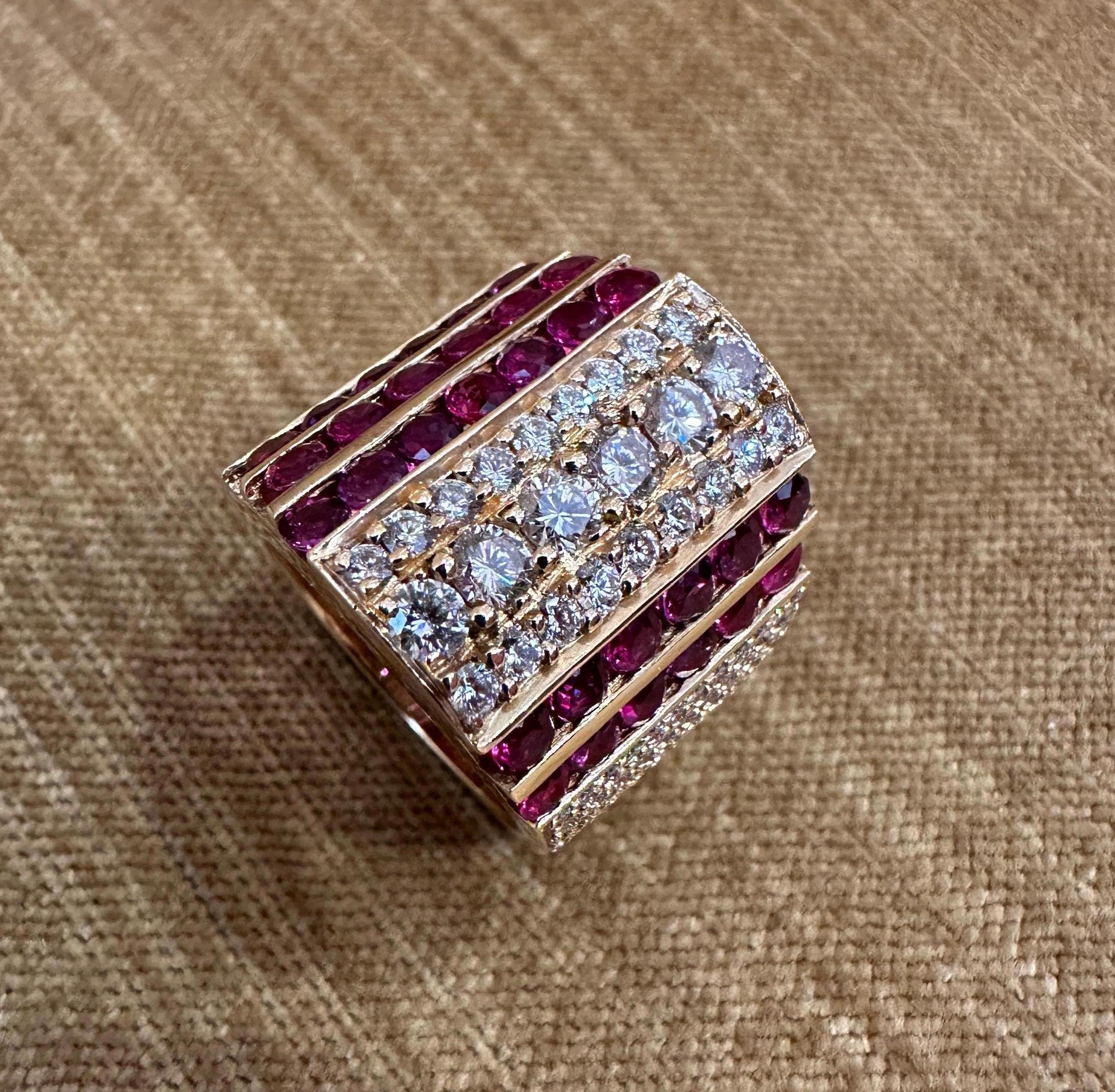 Jewels by Gauthier Ring aus 14 Karat Gelbgold mit breitem Band, Diamant und Rubin (Rundschliff) im Angebot