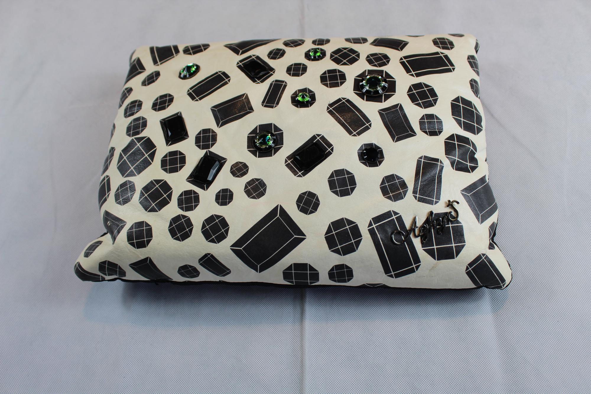 Cushion with frontal insert in white leather with black print and jewels motif decoration, with stones.

Back in black shantung silk.

Made in Italy.
  