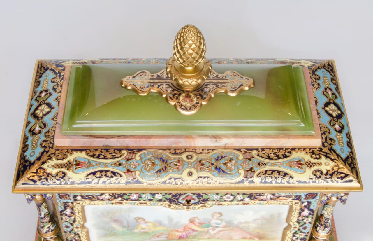 Jewery box - Napoleon - III 
Bronze- Onix- Sevres styles and Enamel cloisone 
Siglo 19 
Measures: 30 CM x 17 cm x 17.