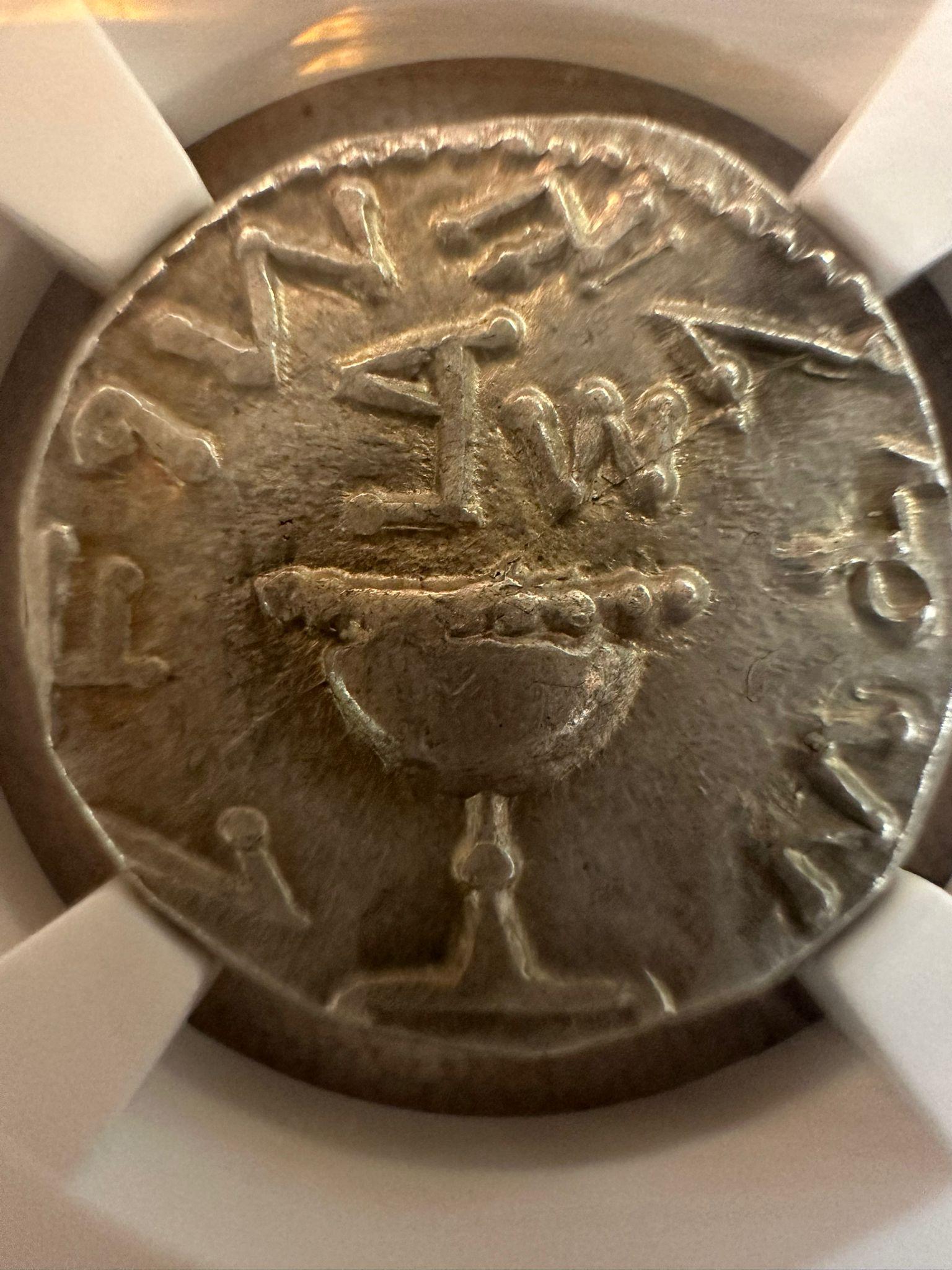 Jewish Judaea Silver Shekel – Year 2 of the First Jewish Revolt (AD 67/68) en vente 5